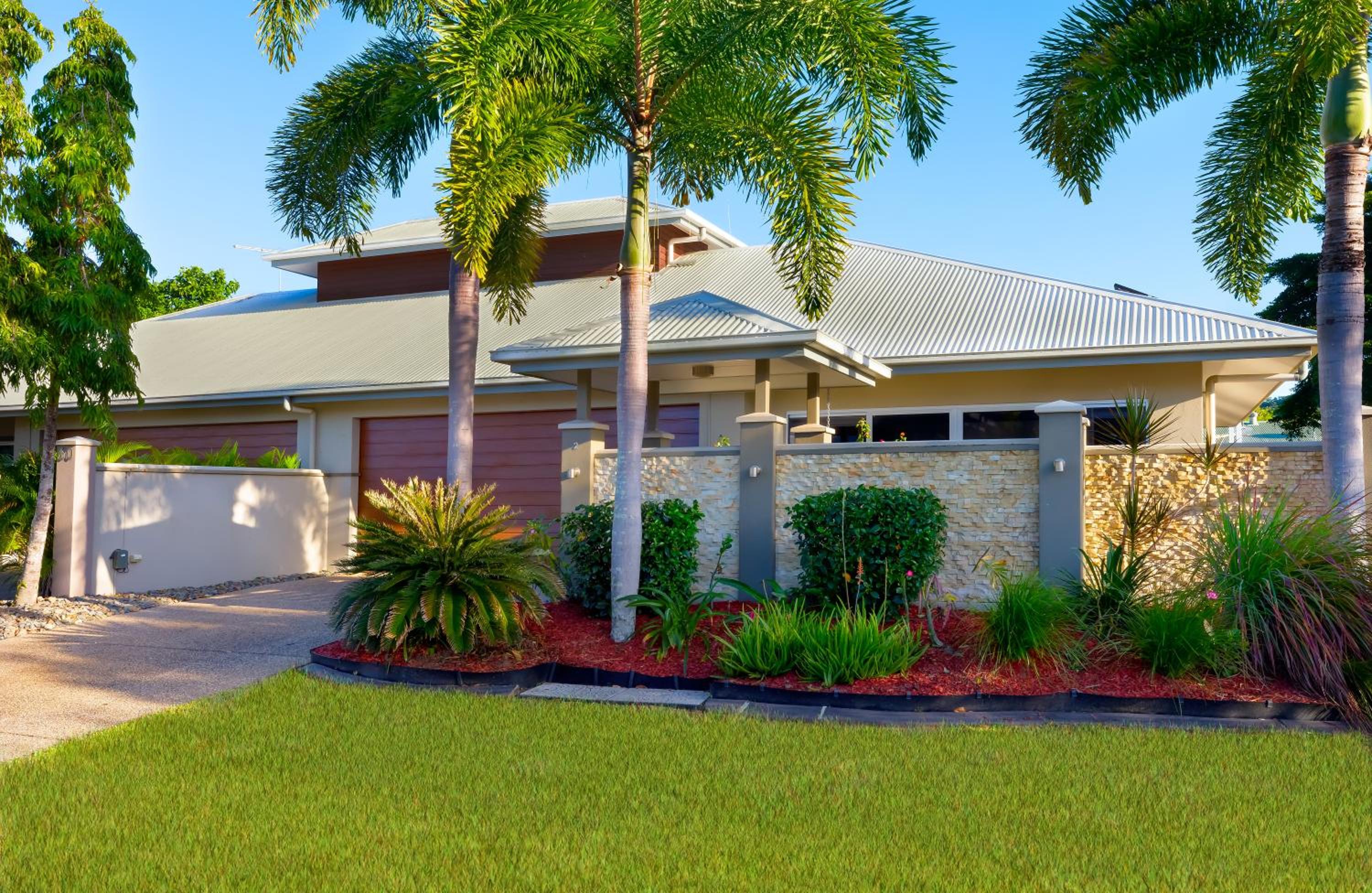 Private Luxury Haven with SUV Hire, Pool, Near Marina