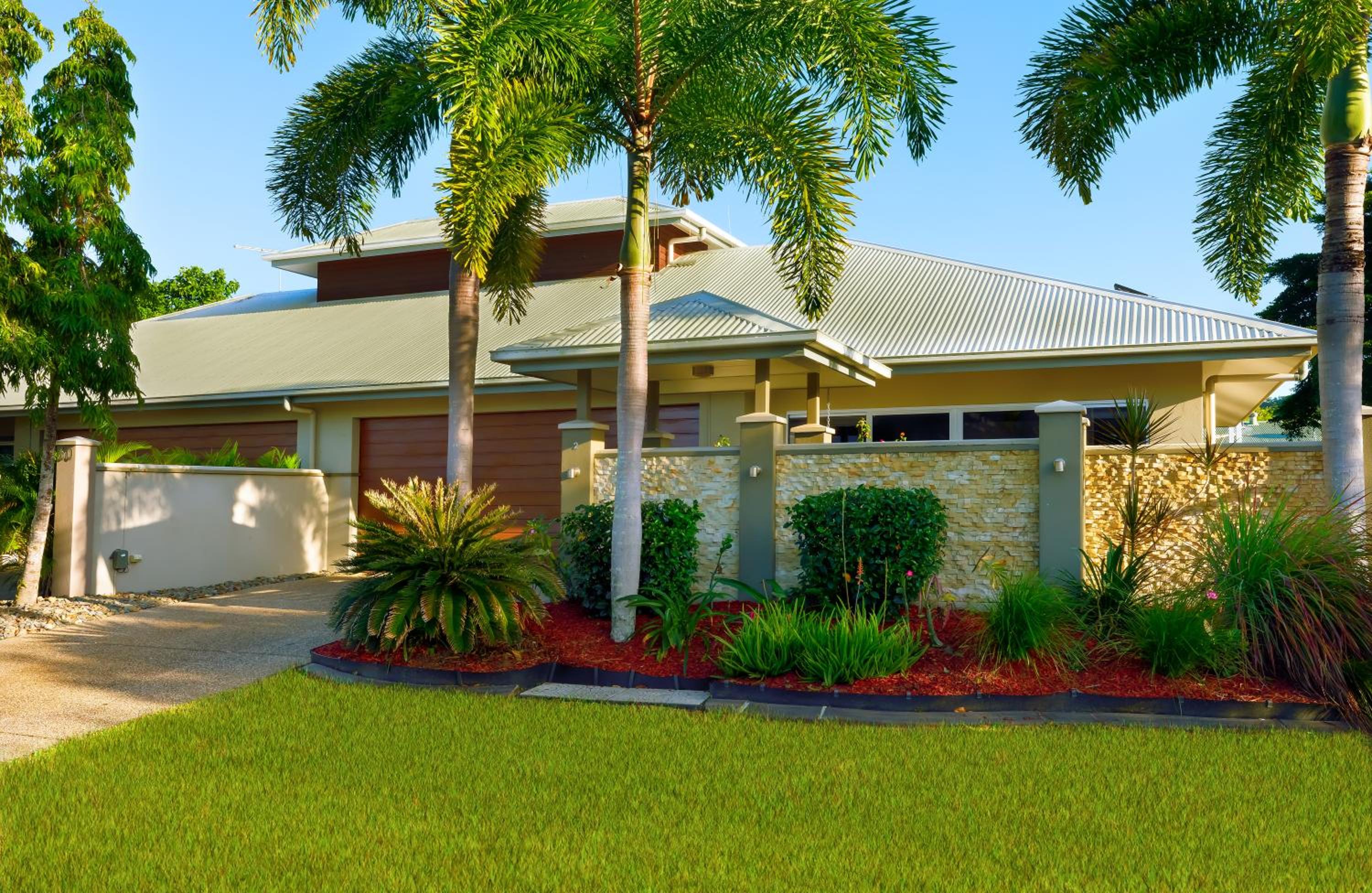 Private Luxury Haven with SUV Hire, Pool, Near Marina