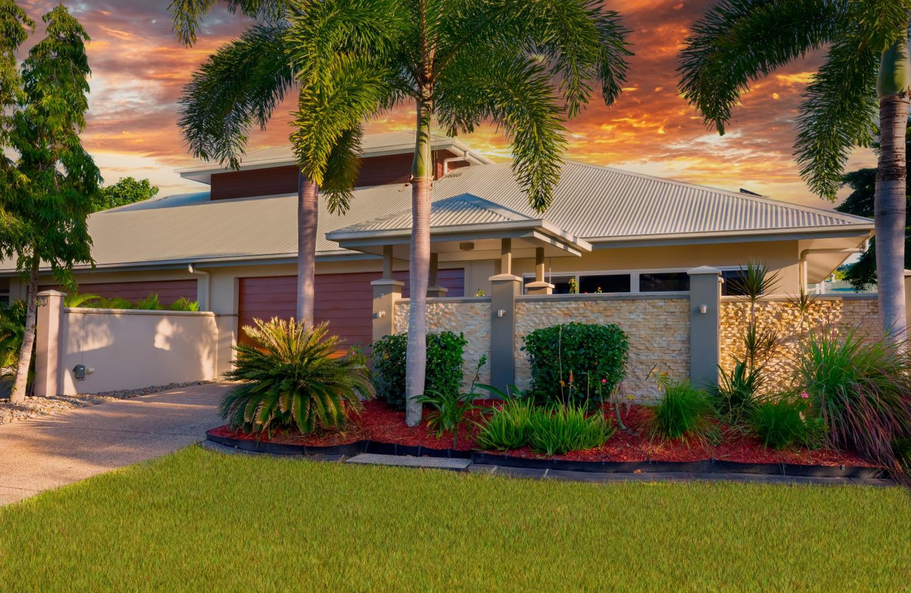 Private Luxury Haven with SUV Hire, Pool, Near Marina