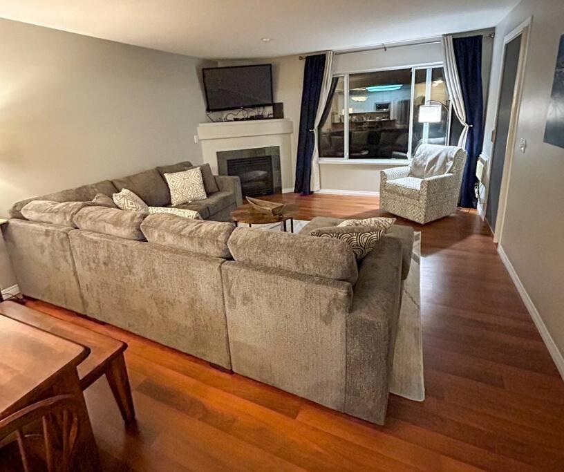 Riverside Trinity 2 Bed 2 Bath and Boat Slip