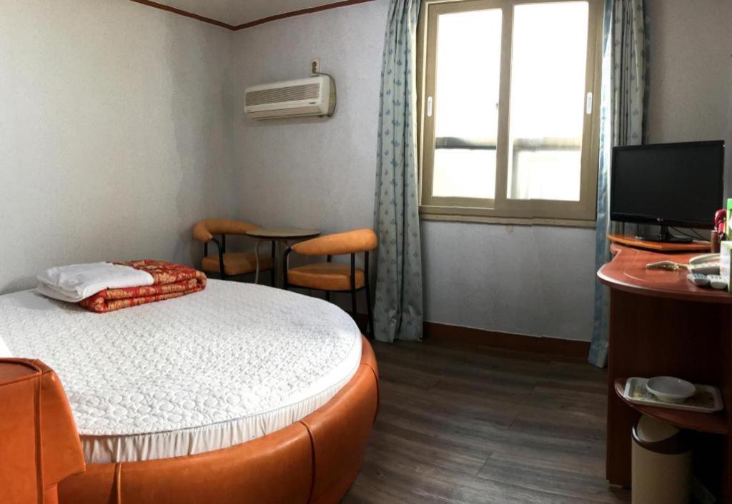 J Motel