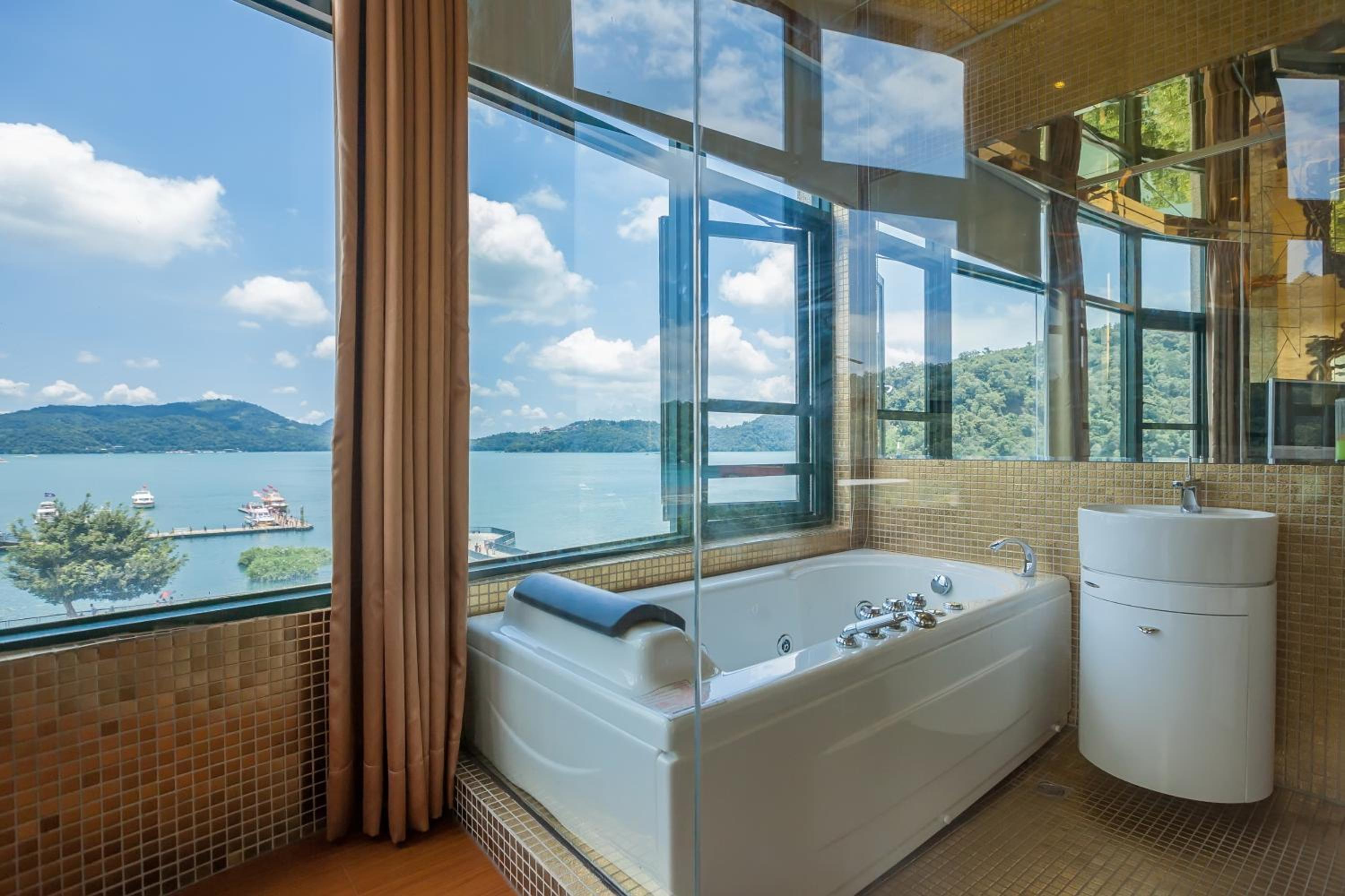 Shuian Lakeside Hotel