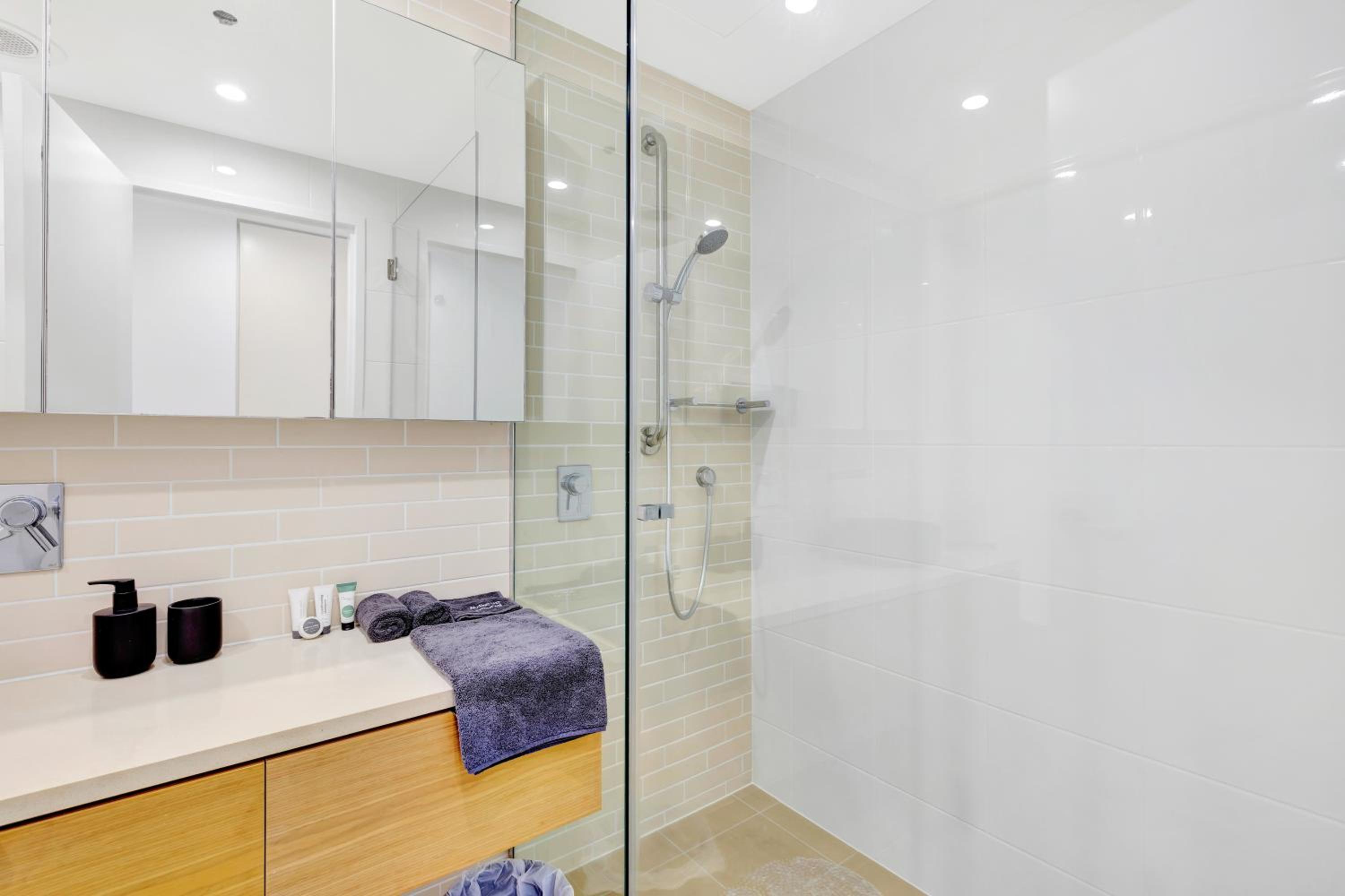 Serenity Short Stays - Sea La Vie - 3brm Penthouse at Darwin Waterfront