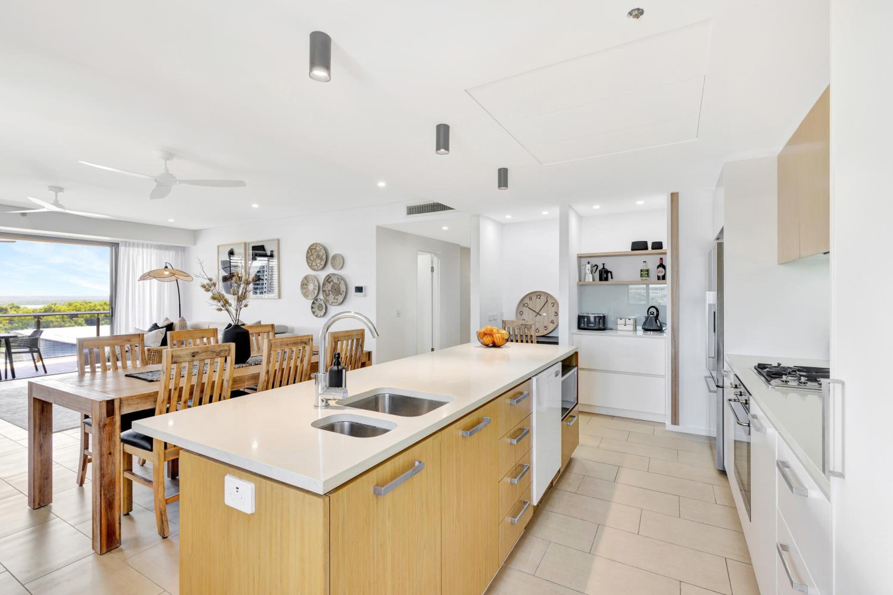 Serenity Short Stays - Sea La Vie - 3brm Penthouse at Darwin Waterfront