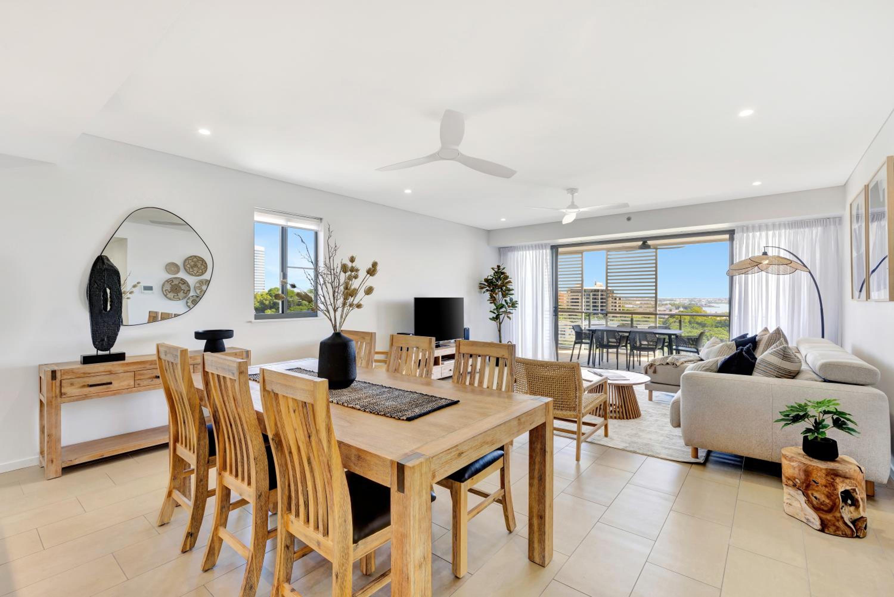 Serenity Short Stays - Sea La Vie - 3brm Penthouse at Darwin Waterfront