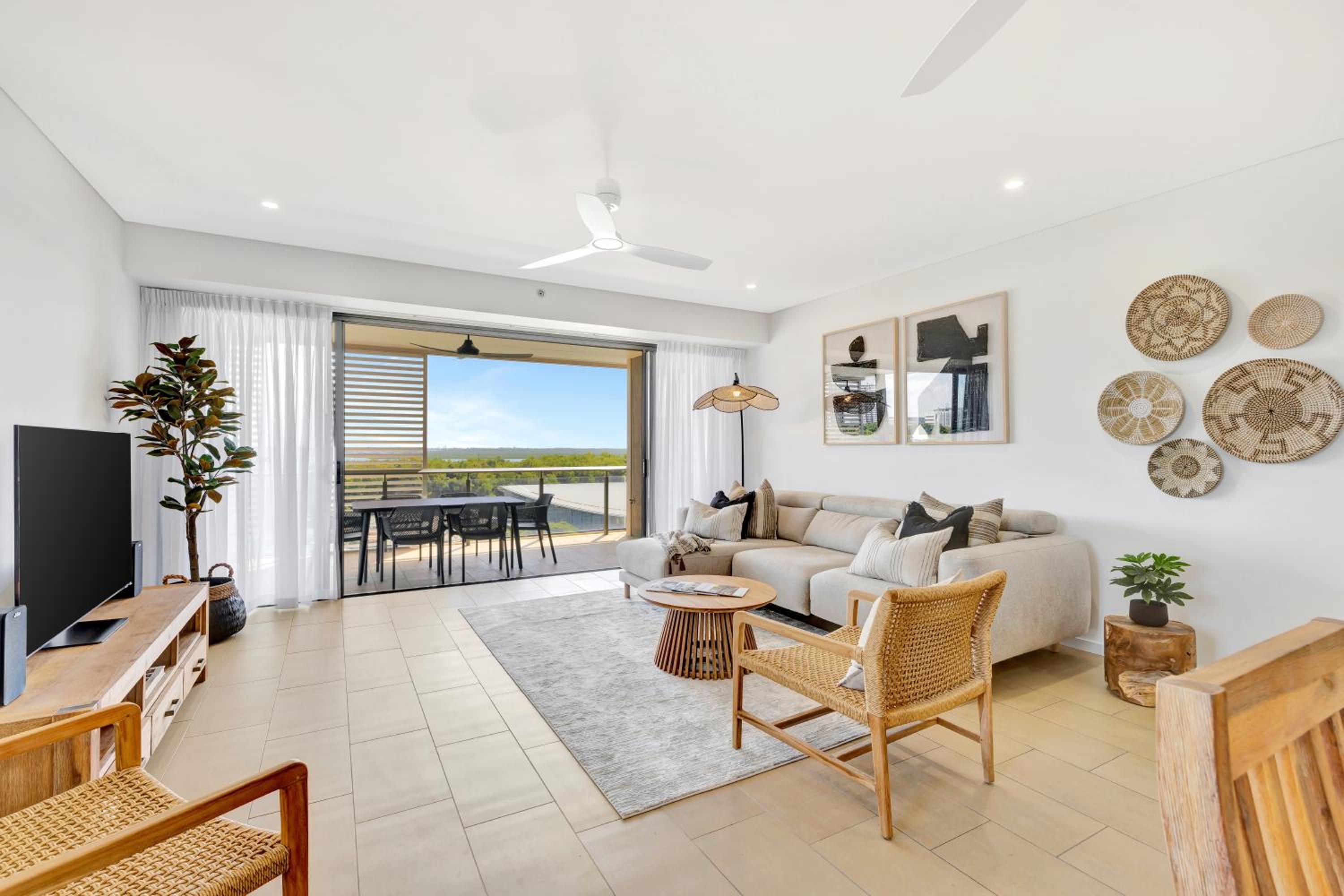 Serenity Short Stays - Sea La Vie - 3brm Penthouse at Darwin Waterfront