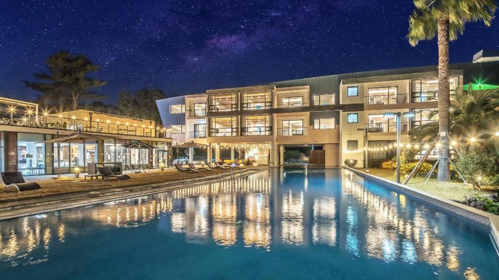 Dam and Roo Resort view 3