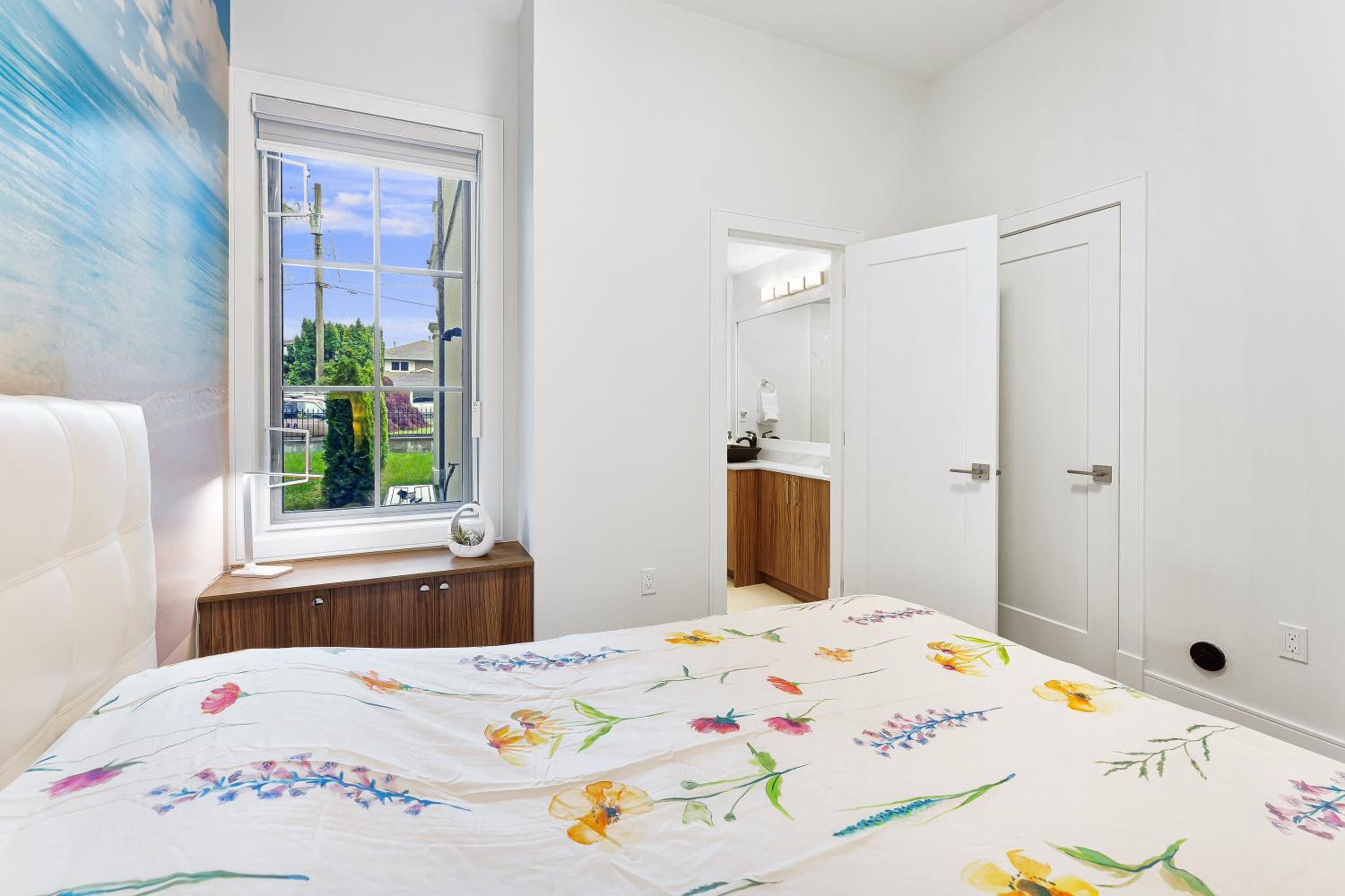 New Bright Modern Guest Suite in Vancouver - Image 2