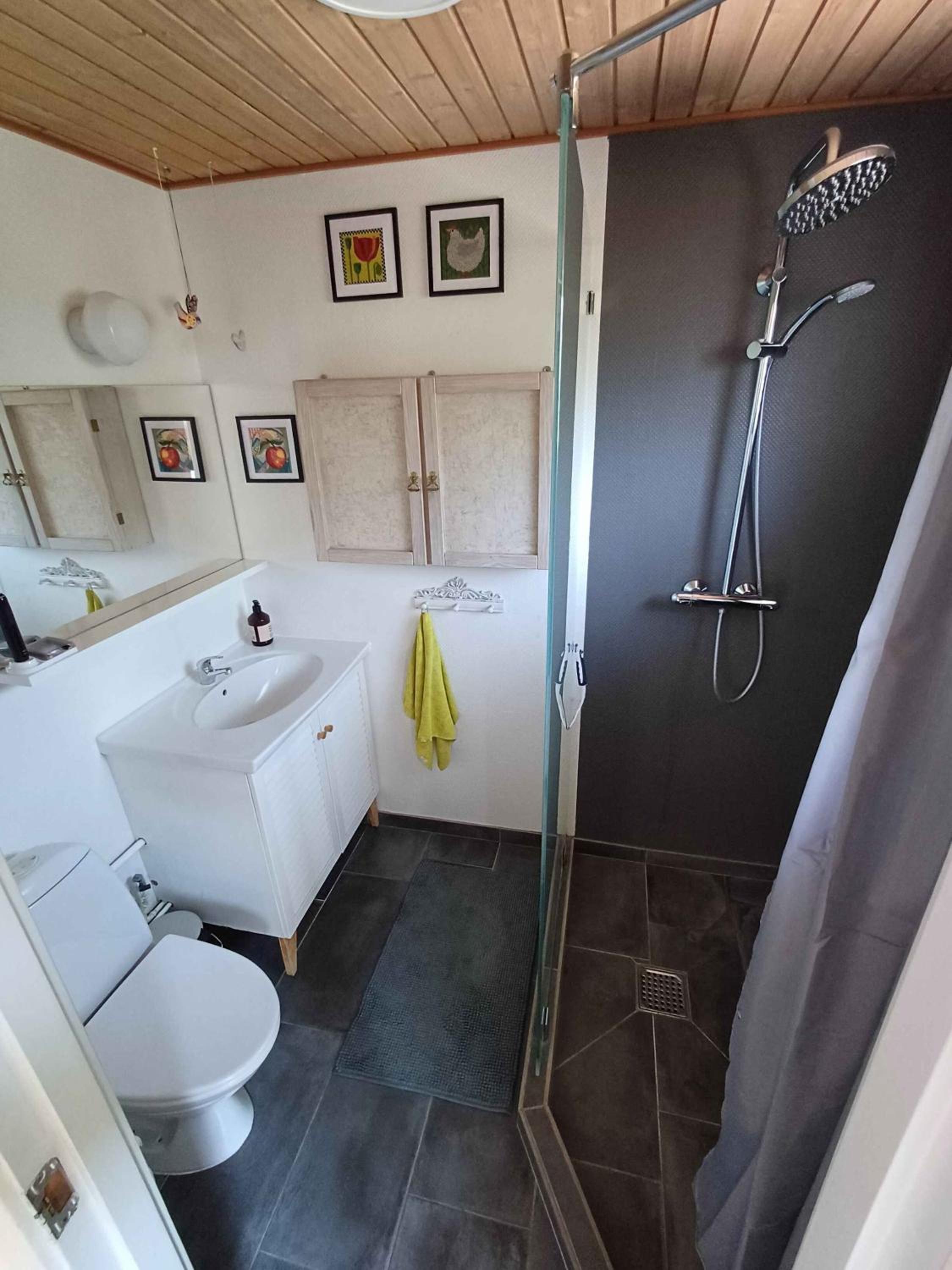 Cozy Cottage With Wilderness Bath