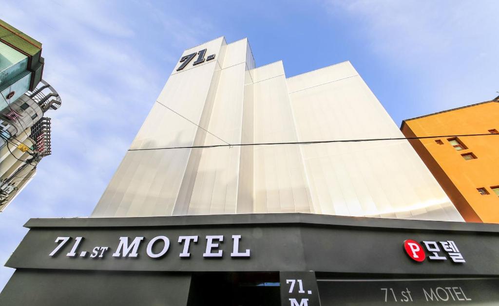 71 Street Motel view 3
