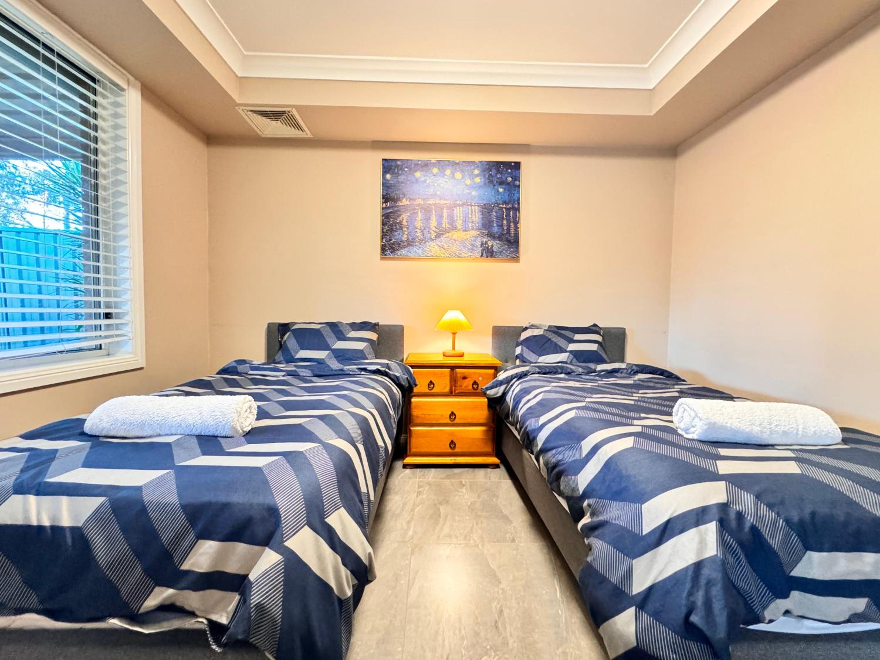 Blue Haven Retreat - Glenmore Park Pool Home