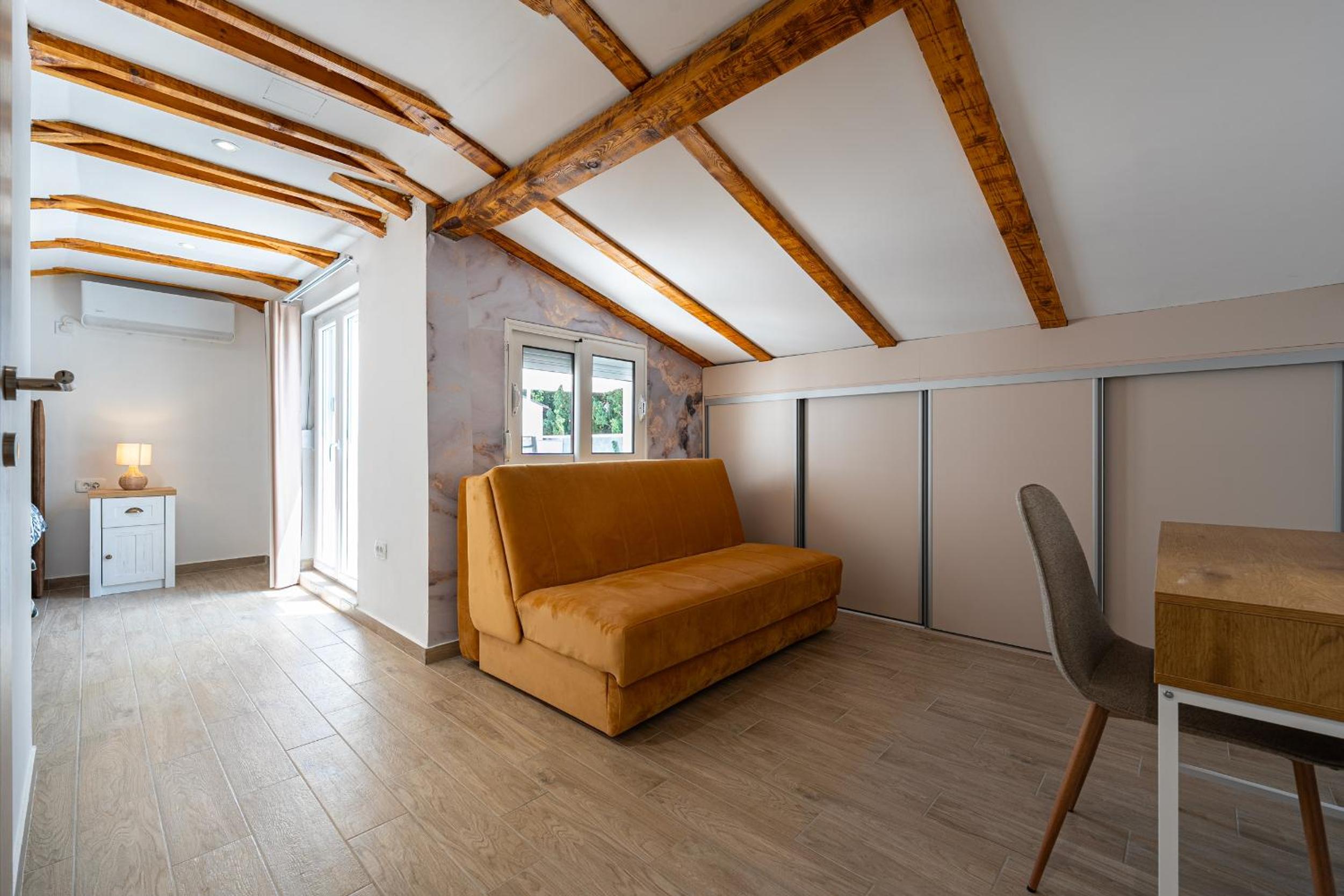 Cosy Duplex near Bus Station view 4