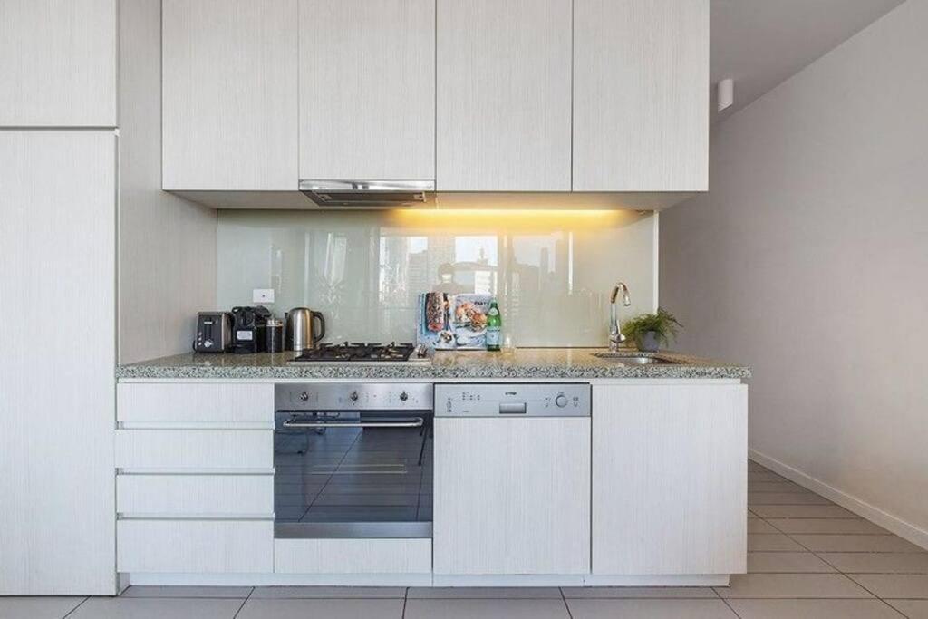 Modern 1 Bedroom Apartment in Docklands