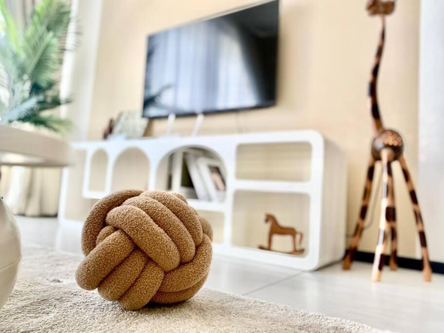 Urban Suites #Soft creamy #Infinity Pool #local neighbourhood #4pax #2BR 2bath #2Queen #Quality well maintained #Private host photo 7