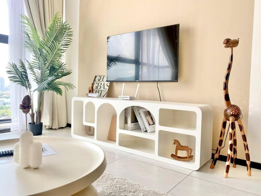 Urban Suites #Soft creamy #Infinity Pool #local neighbourhood #4pax #2BR 2bath #2Queen #Quality well maintained #Private host photo 3