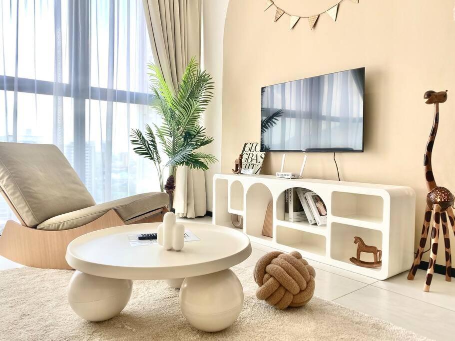 Urban Suites #Soft creamy #Infinity Pool #local neighbourhood #4pax #2BR 2bath #2Queen #Quality well maintained #Private host photo 8