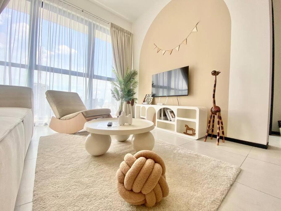 Urban Suites #Soft creamy #Infinity Pool #local neighbourhood #4pax #2BR 2bath #2Queen #Quality well maintained #Private host photo 4