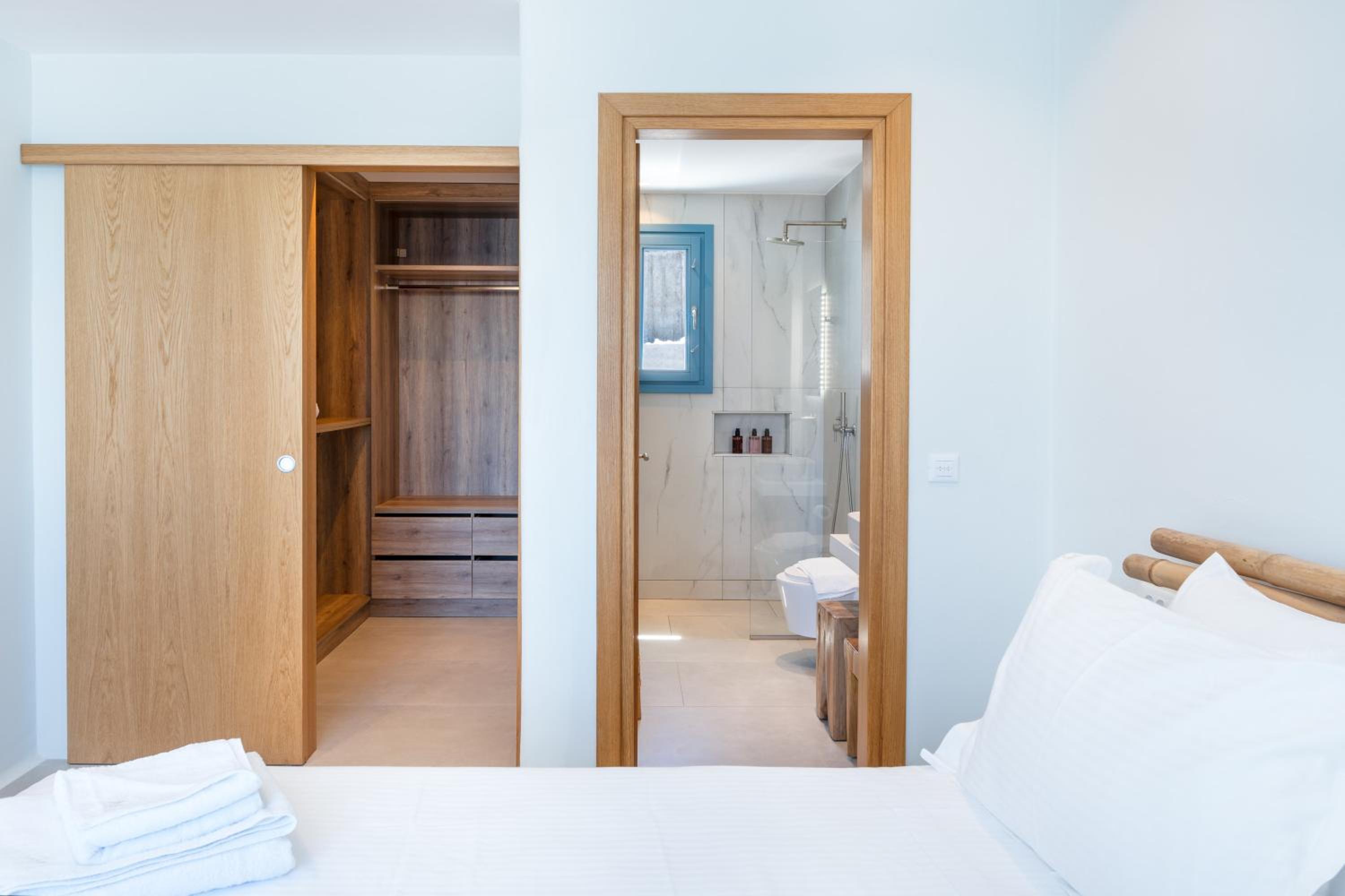 Myko Villa Seafront en Ornos — hotel room
