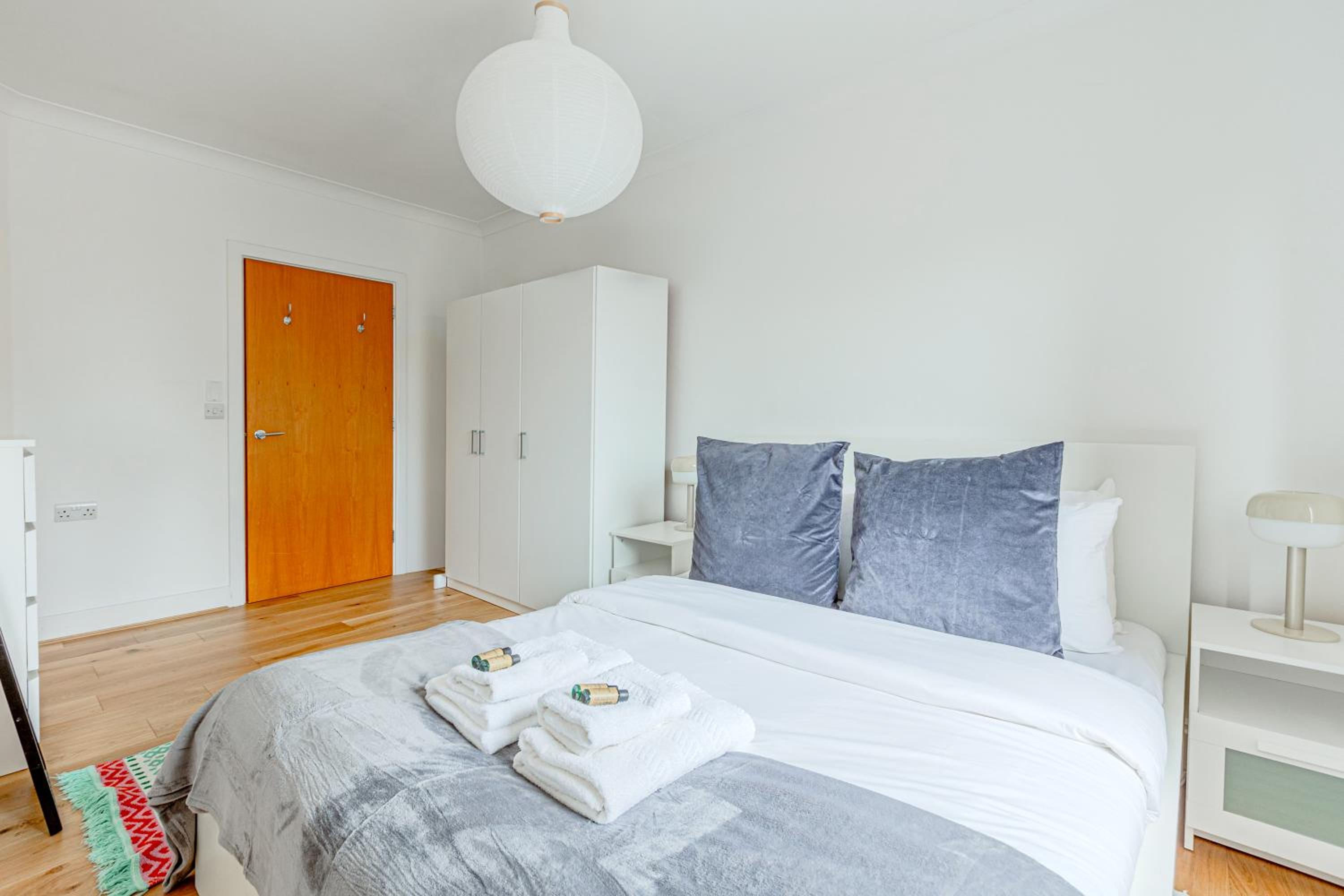 Top Fl 2BR, Canary Wharf view, 5min Westferry DLR