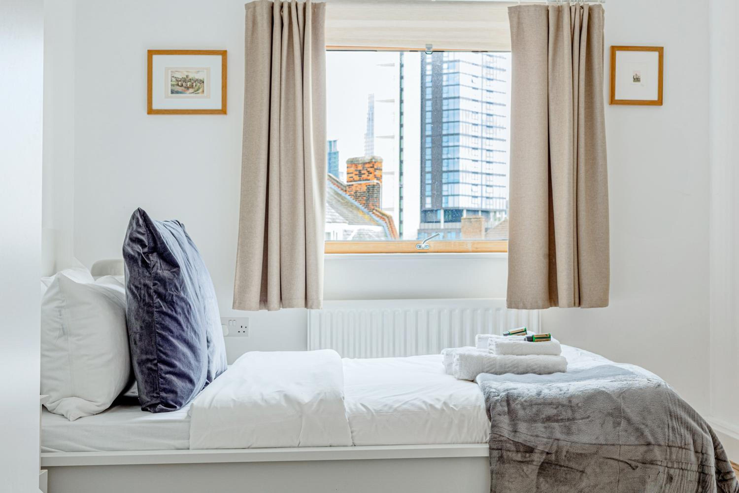 Top Fl 2BR, Canary Wharf view, 5min Westferry DLR