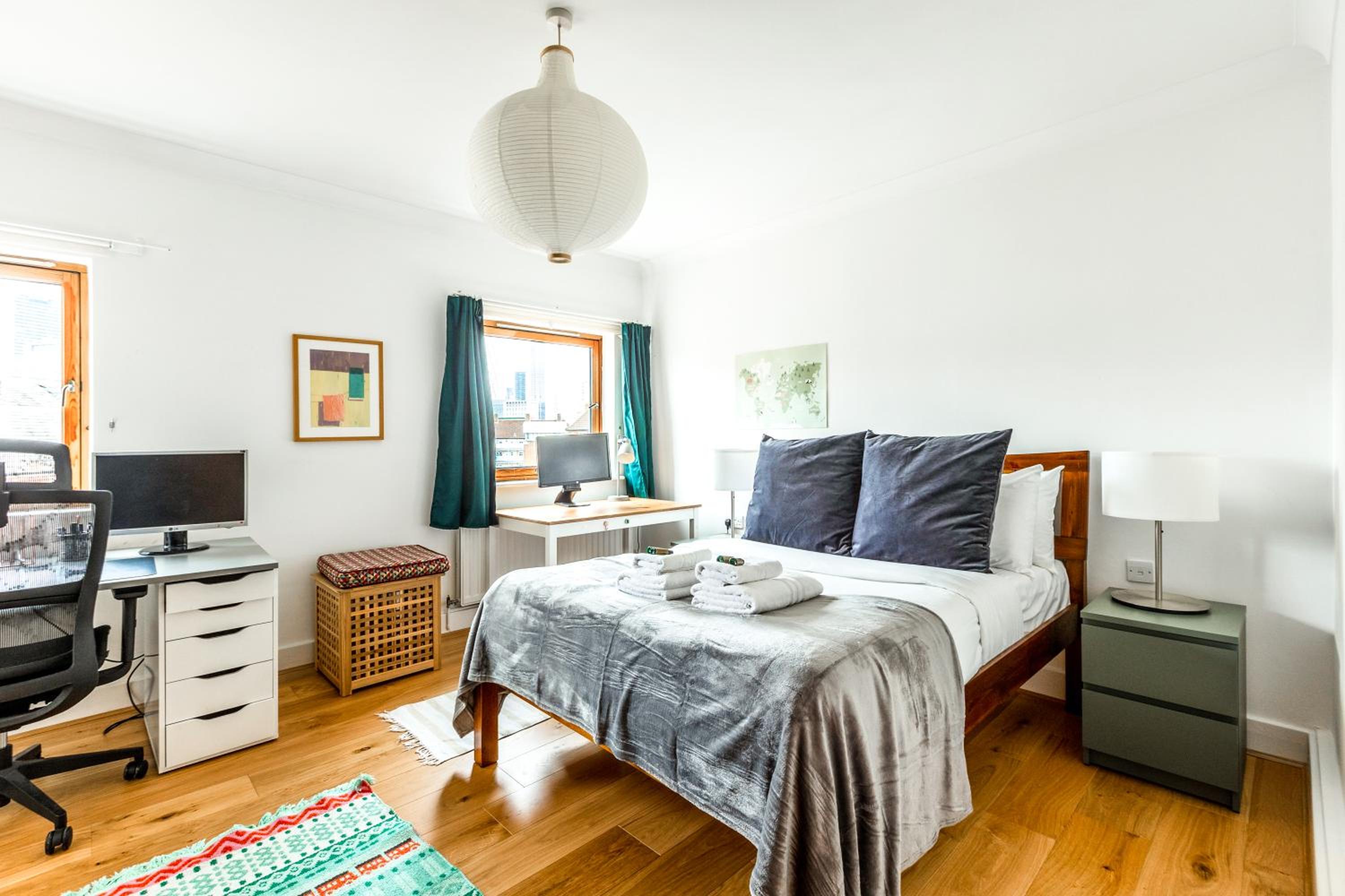 Top Fl 2BR, Canary Wharf view, 5min Westferry DLR