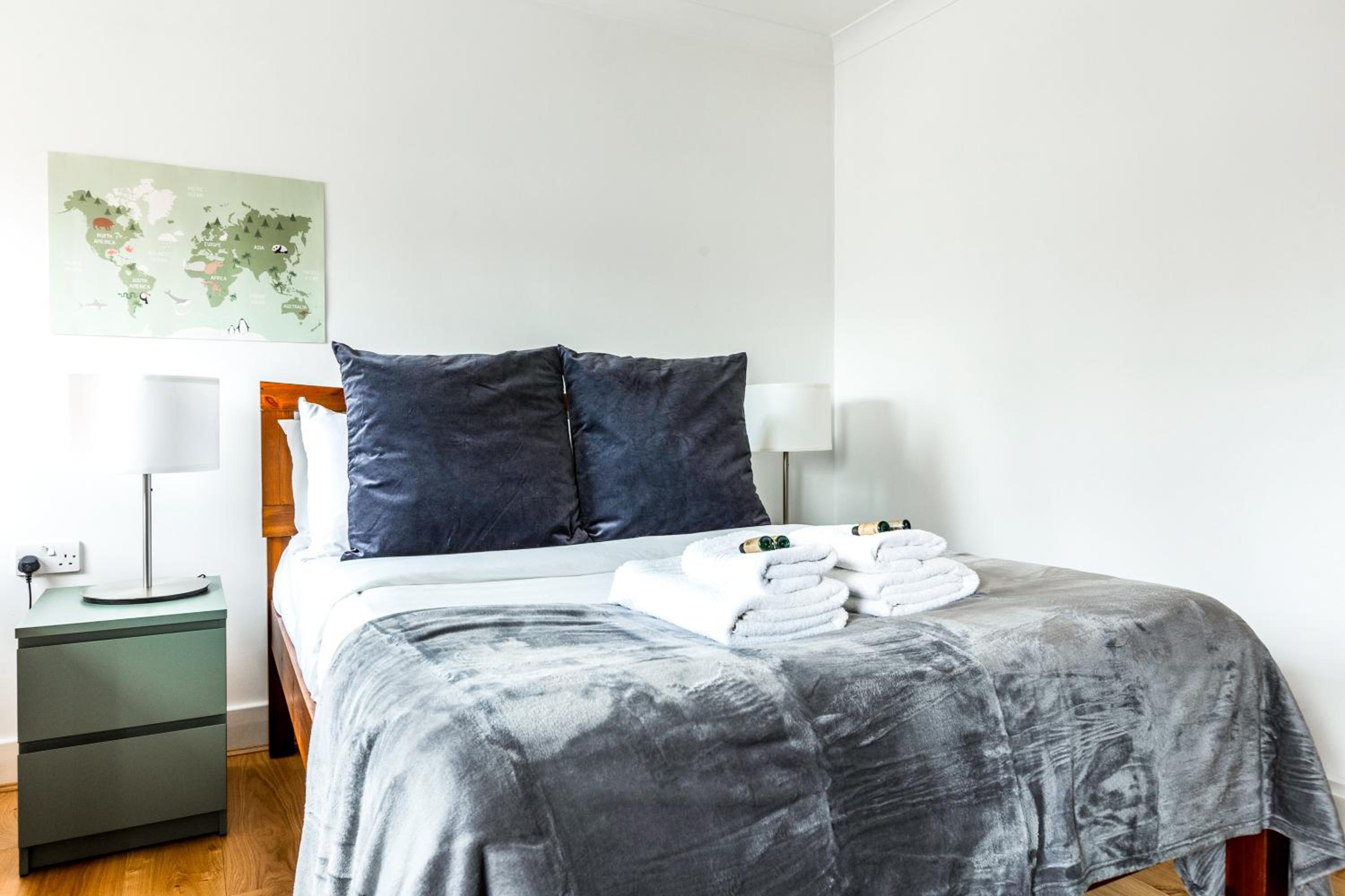 Top Fl 2BR, Canary Wharf view, 5min Westferry DLR