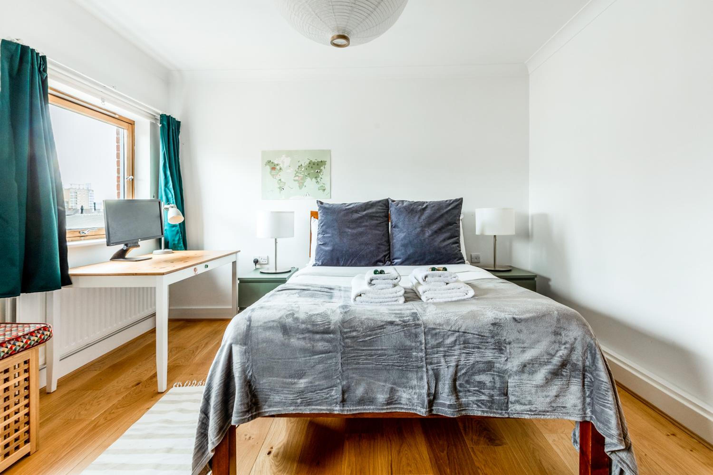 Top Fl 2BR, Canary Wharf view, 5min Westferry DLR