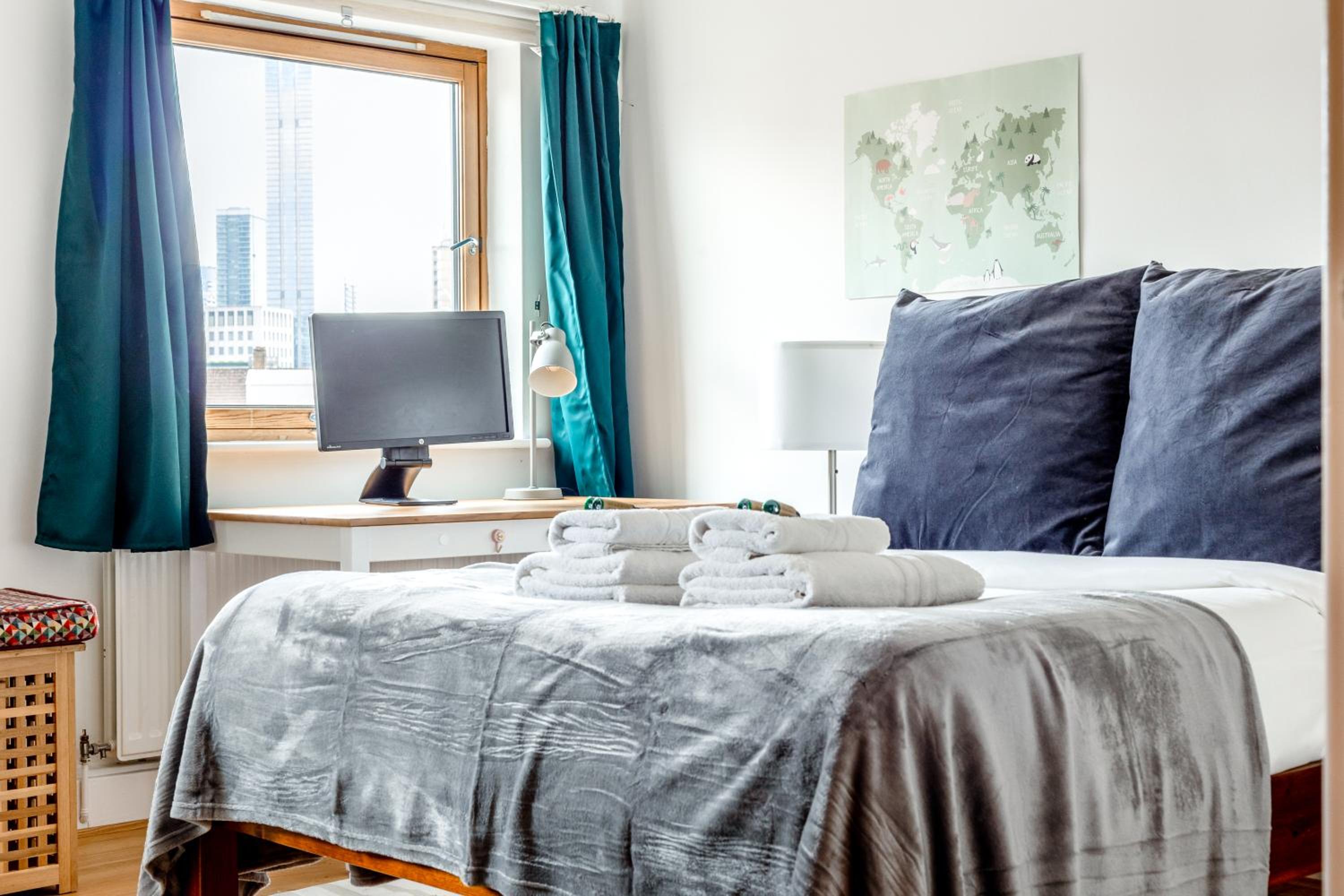 Top Fl 2BR, Canary Wharf view, 5min Westferry DLR