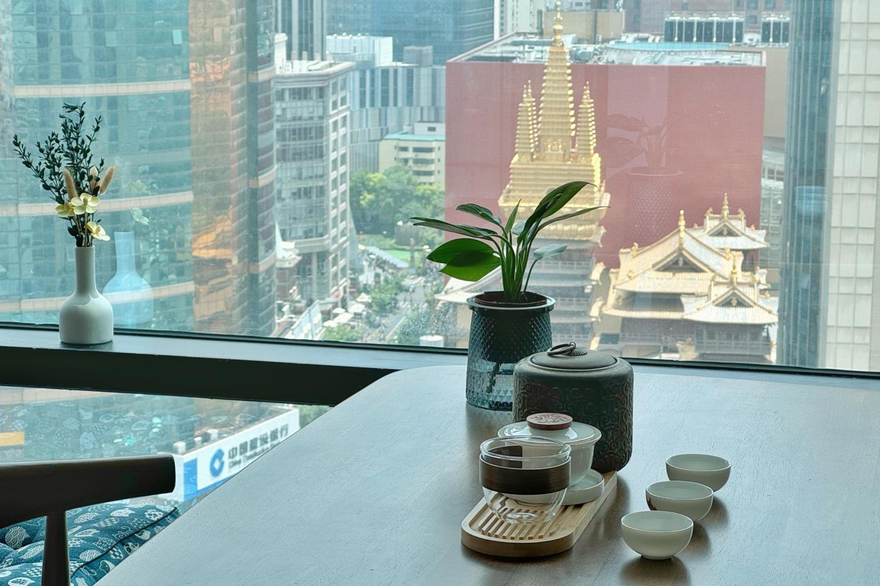 J'an golden room