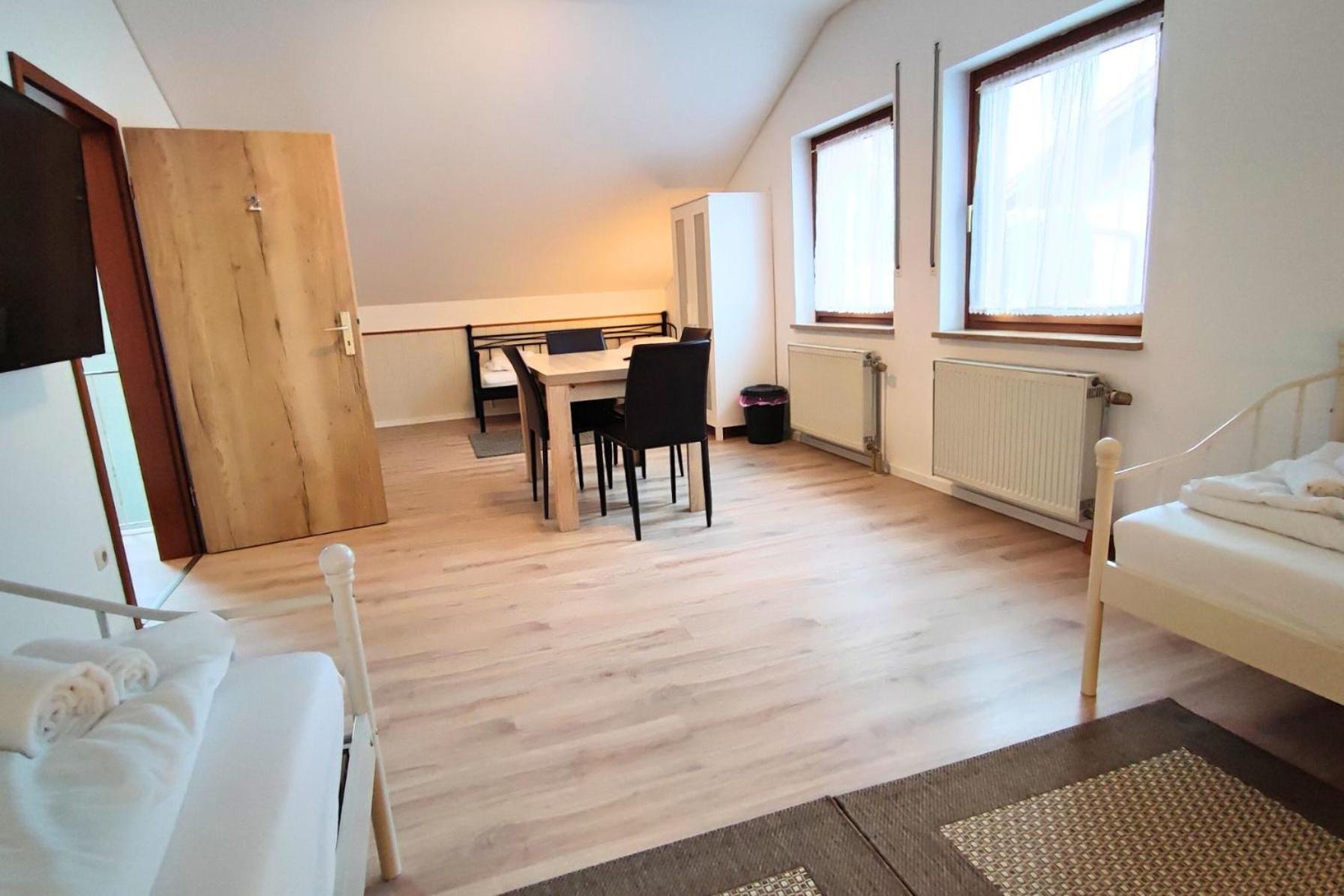 Monteursunterkunft Straßlach- Fitters' accommodation with shared Kitchen & Garden