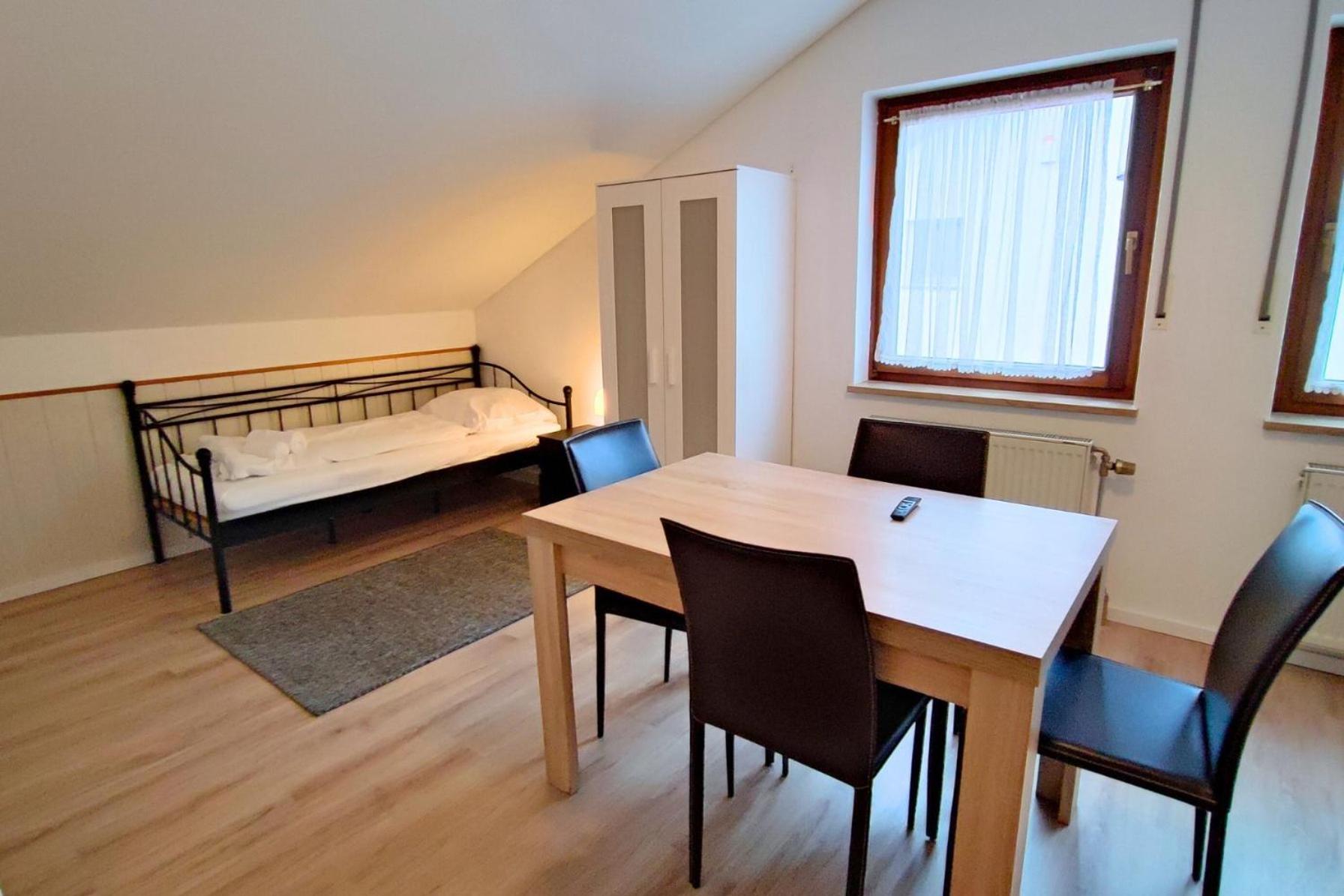 Monteursunterkunft Straßlach- Fitters' accommodation with shared Kitchen & Garden