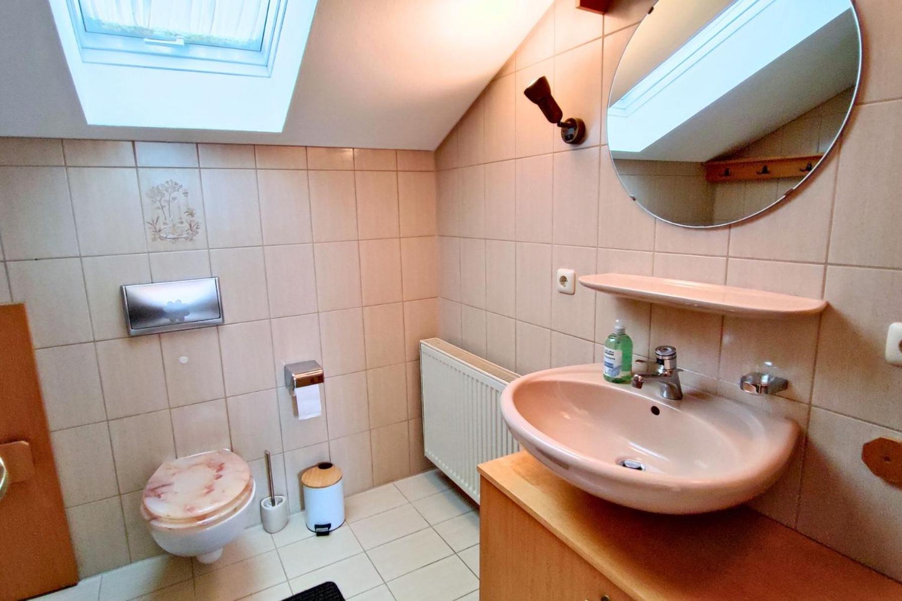 Monteursunterkunft Straßlach- Fitters' accommodation with shared Kitchen & Garden