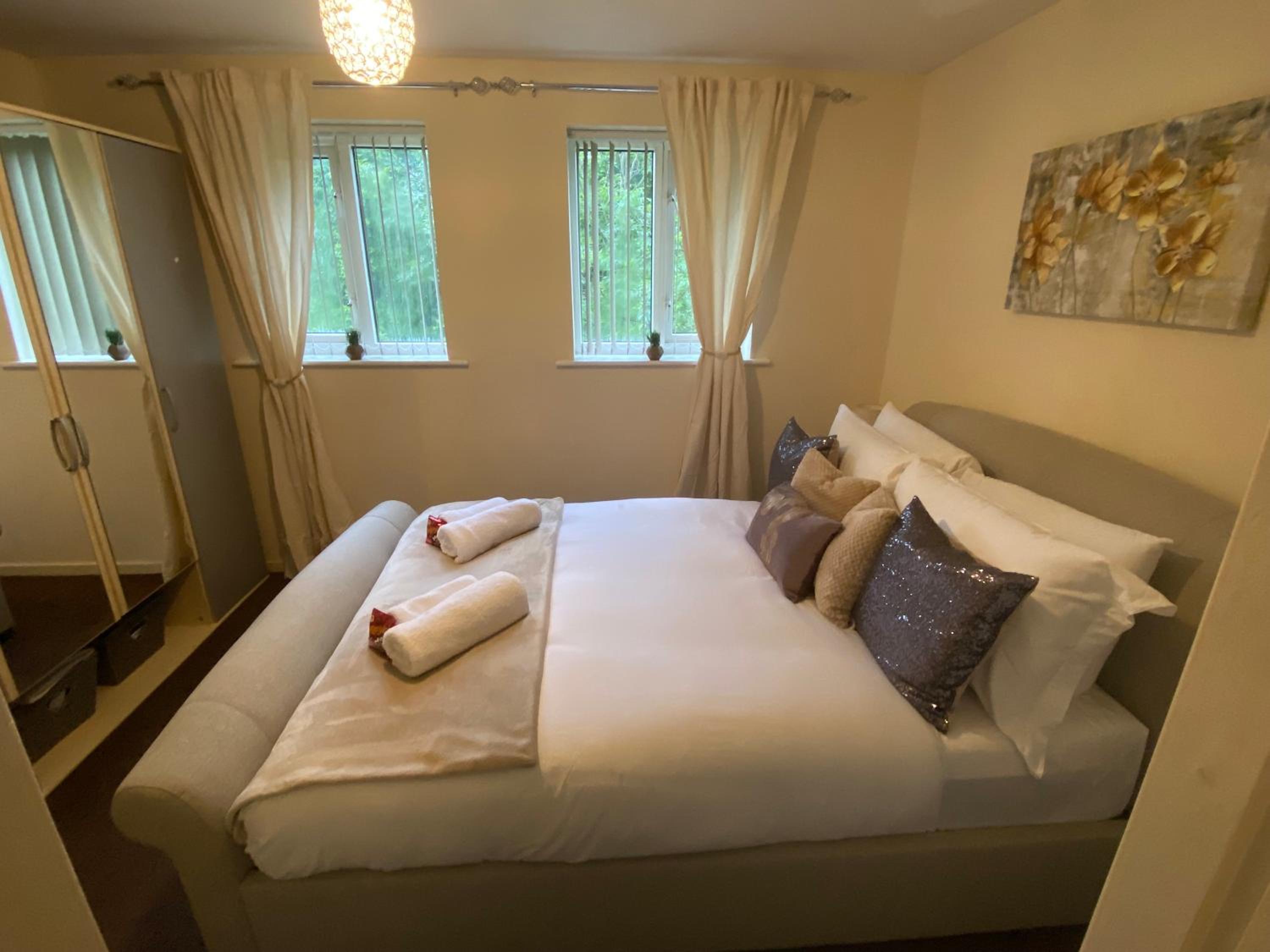 Lovely 2 Dbl bed apartment near Heaton Park and North Manchester Hospital with parking view 4