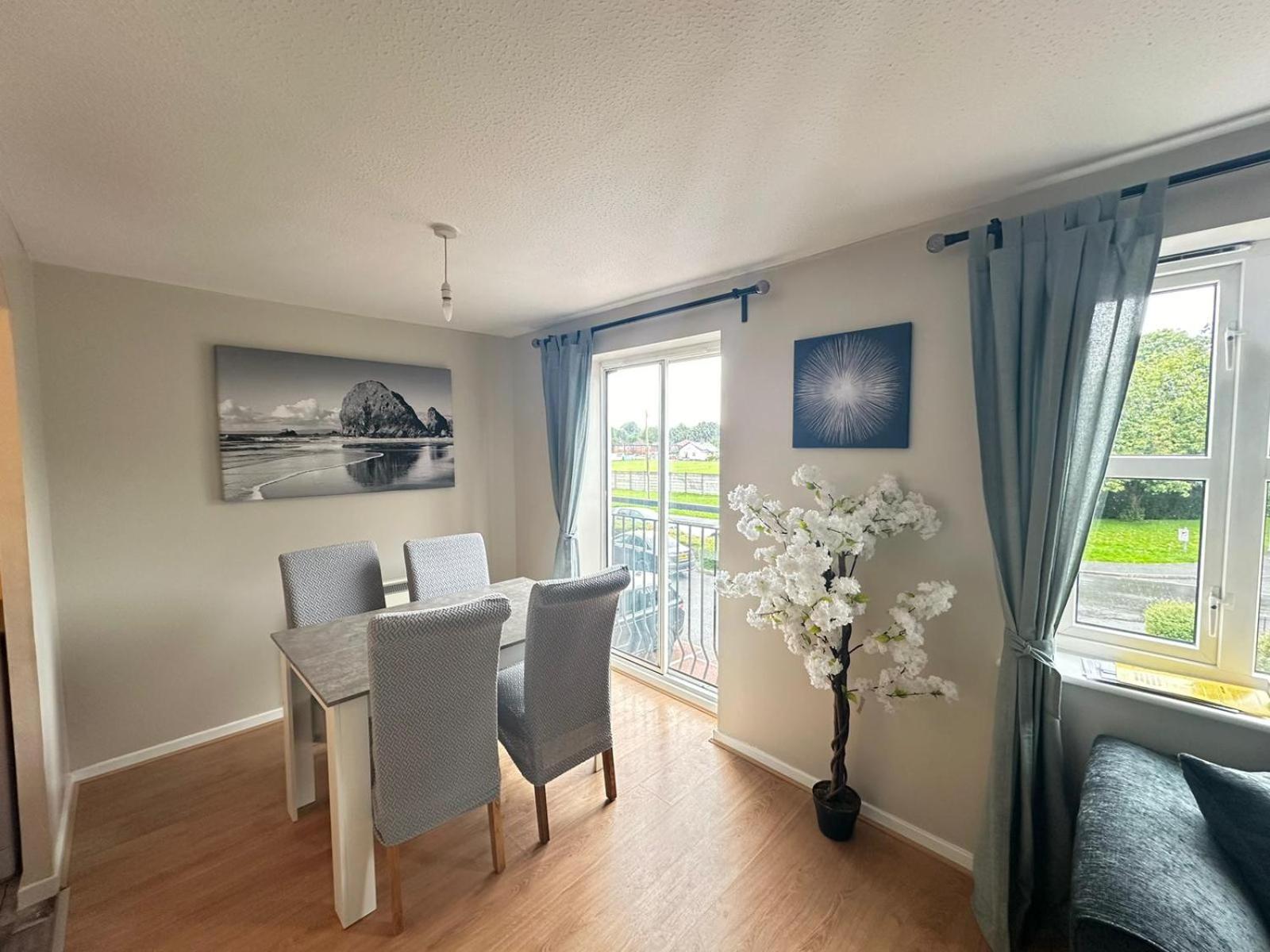 Lovely 2 Dbl bed apartment near Heaton Park and North Manchester Hospital with parking view 3