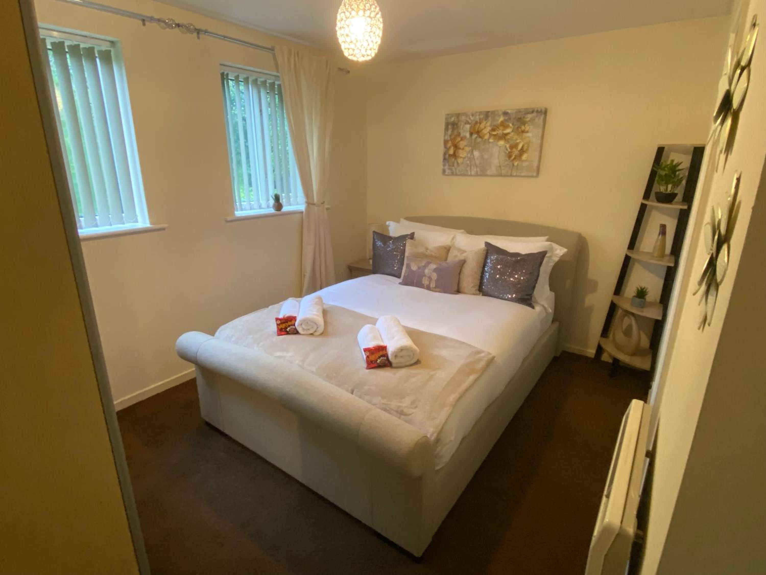 Lovely 2 Dbl bed apartment near Heaton Park and North Manchester Hospital with parking view 5