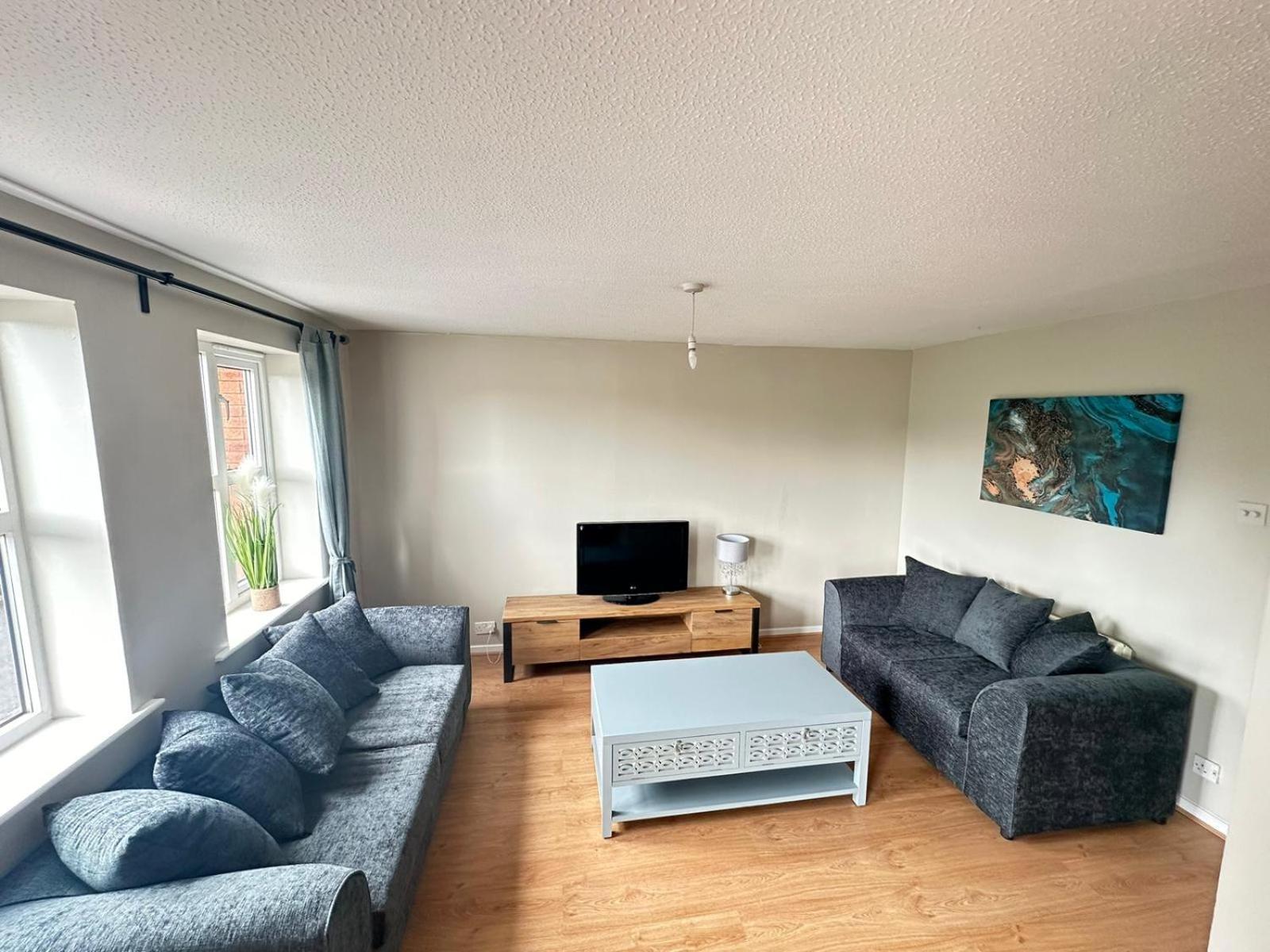 Lovely 2 Dbl bed apartment near Heaton Park and North Manchester Hospital with parking view 2