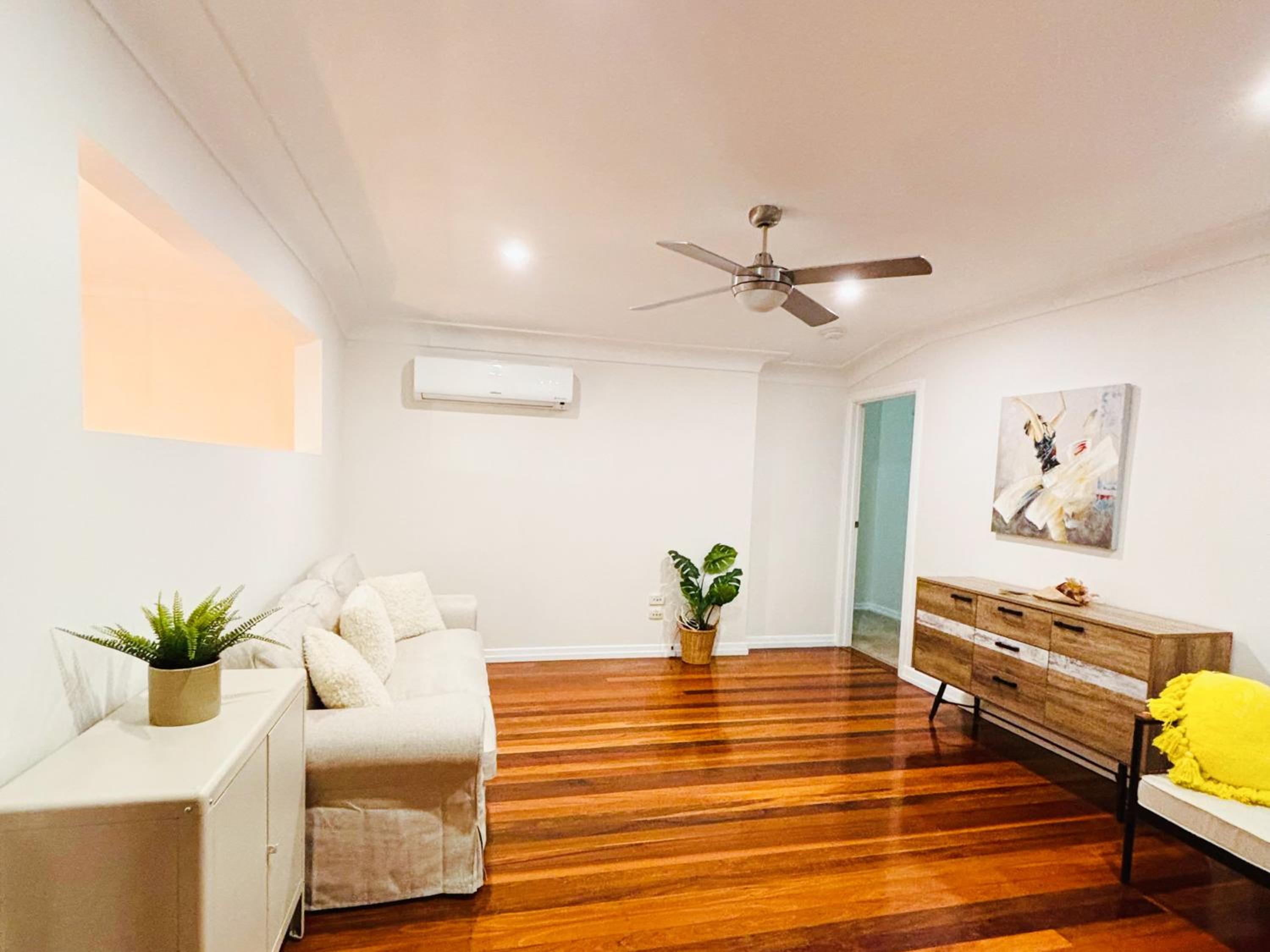 Elegant Villa Near Shopping Mall
