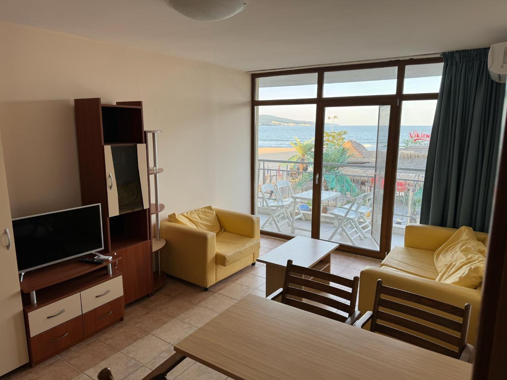 Spacious Beachfront Apartment - Kaya