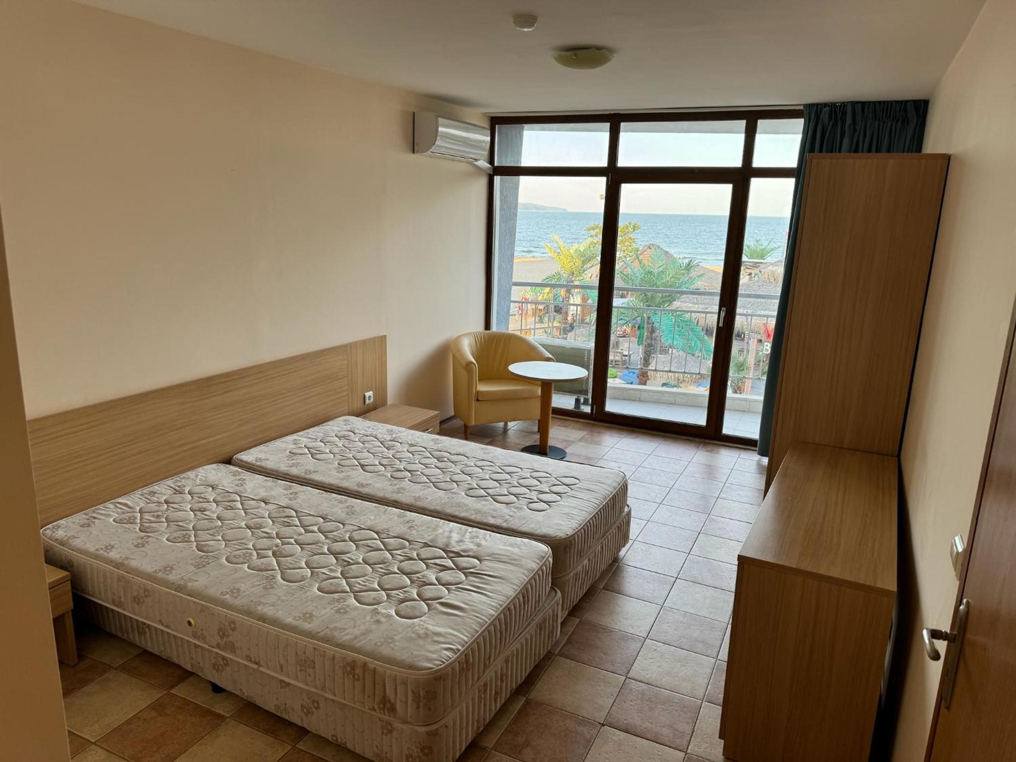 Spacious Beachfront Apartment - Kaya