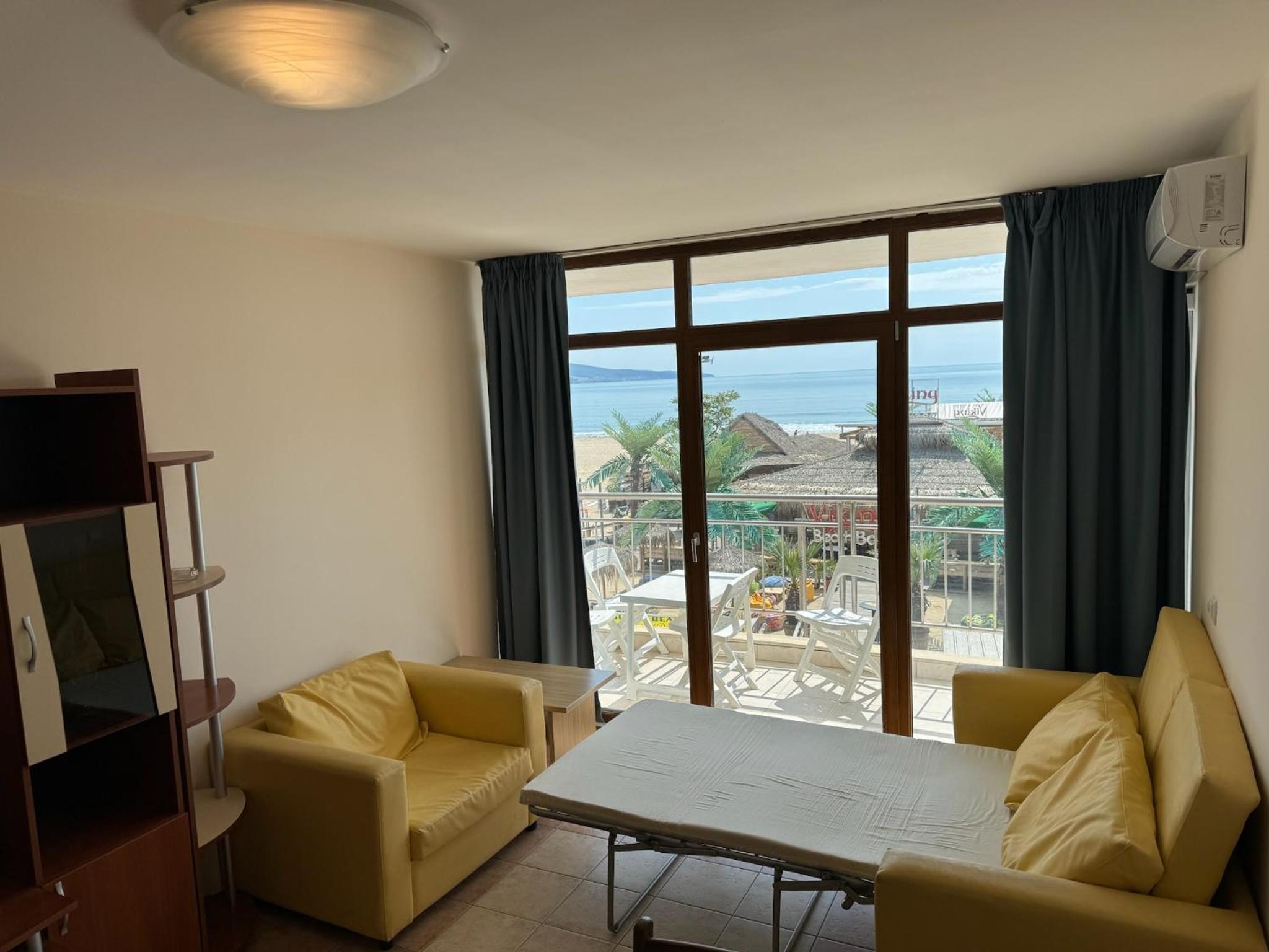 Spacious Beachfront Apartment - Kaya