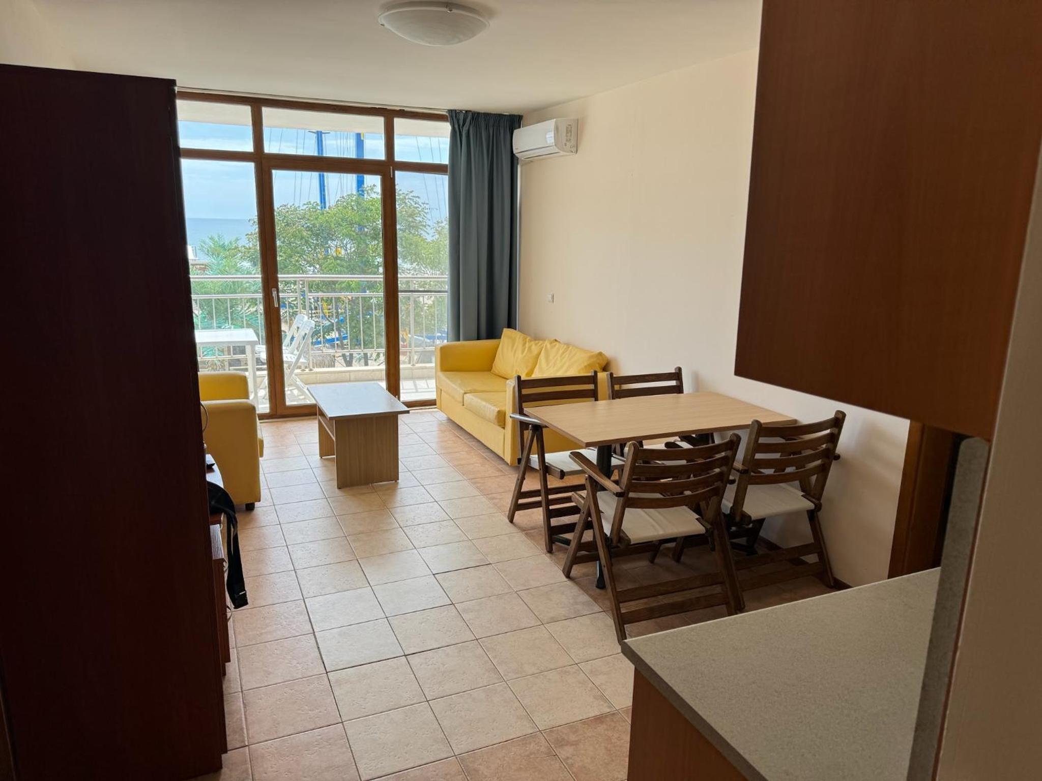 Spacious Beachfront Apartment - Kaya
