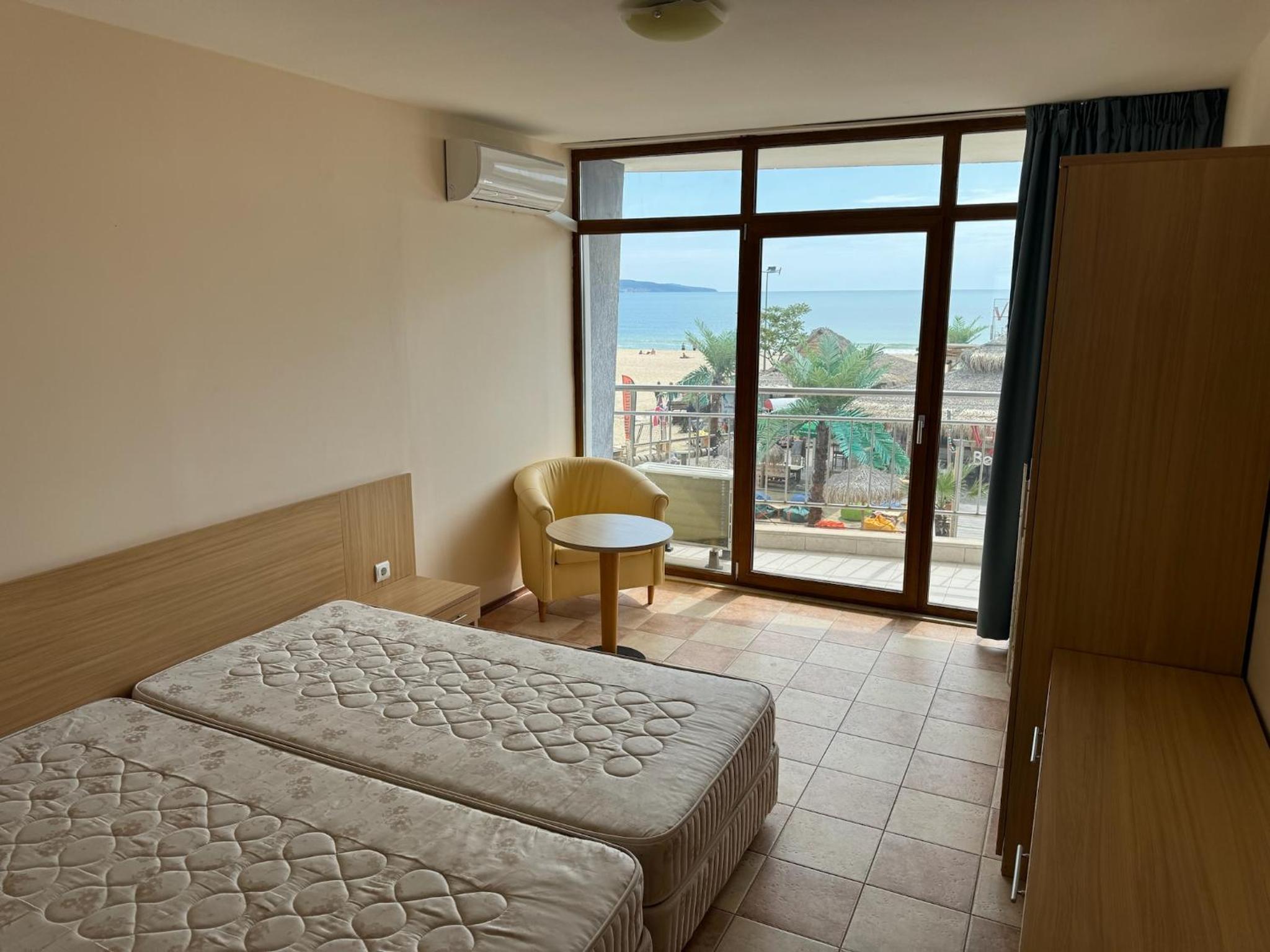 Spacious Beachfront Apartment - Kaya