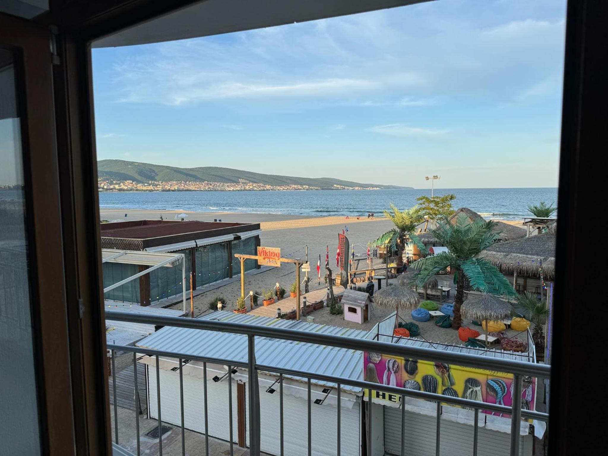 Spacious Beachfront Apartment - Kaya