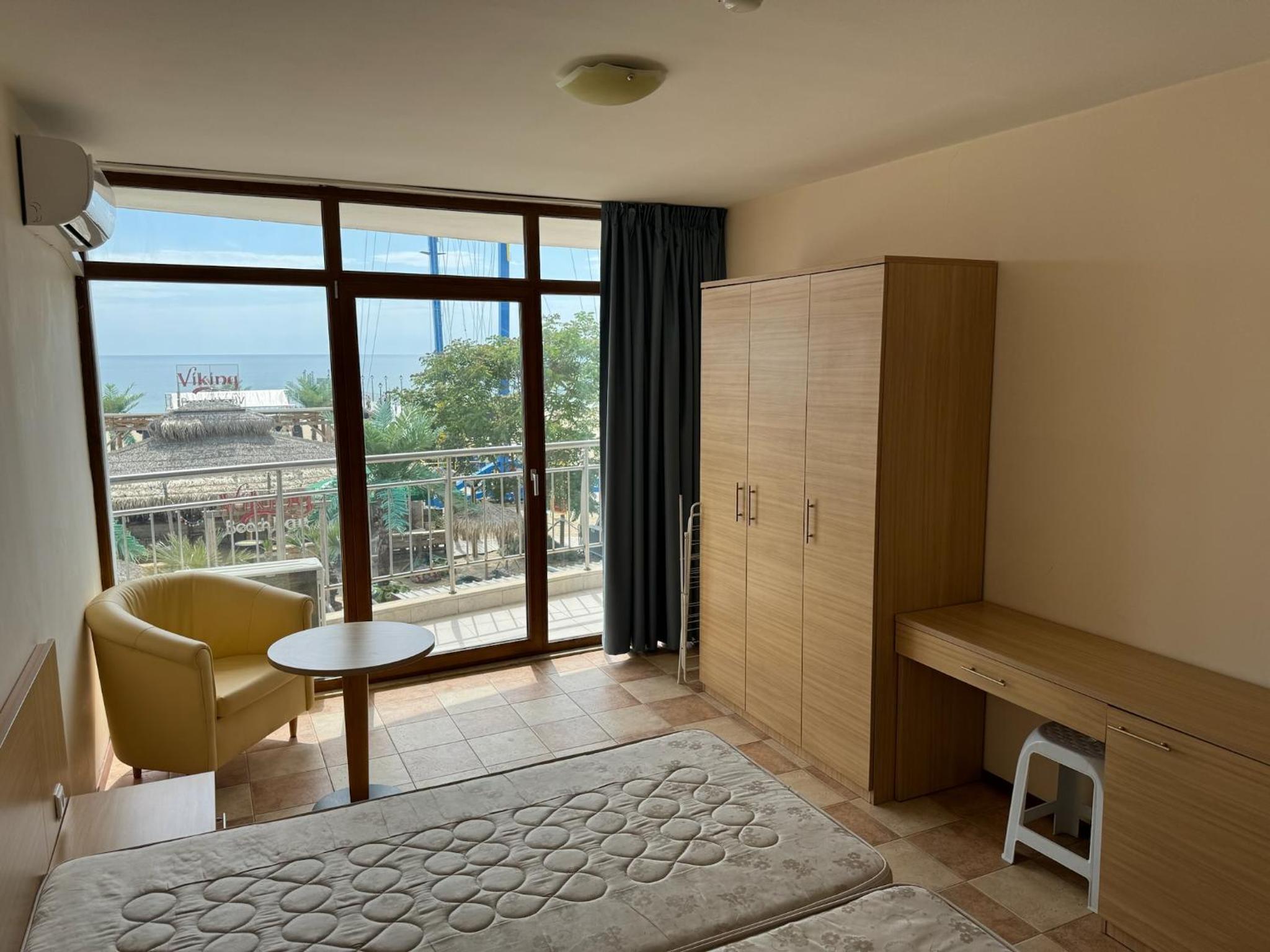Spacious Beachfront Apartment - Kaya