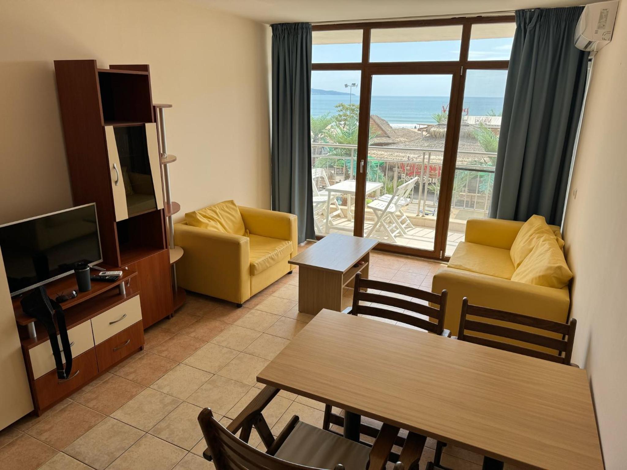 Spacious Beachfront Apartment - Kaya