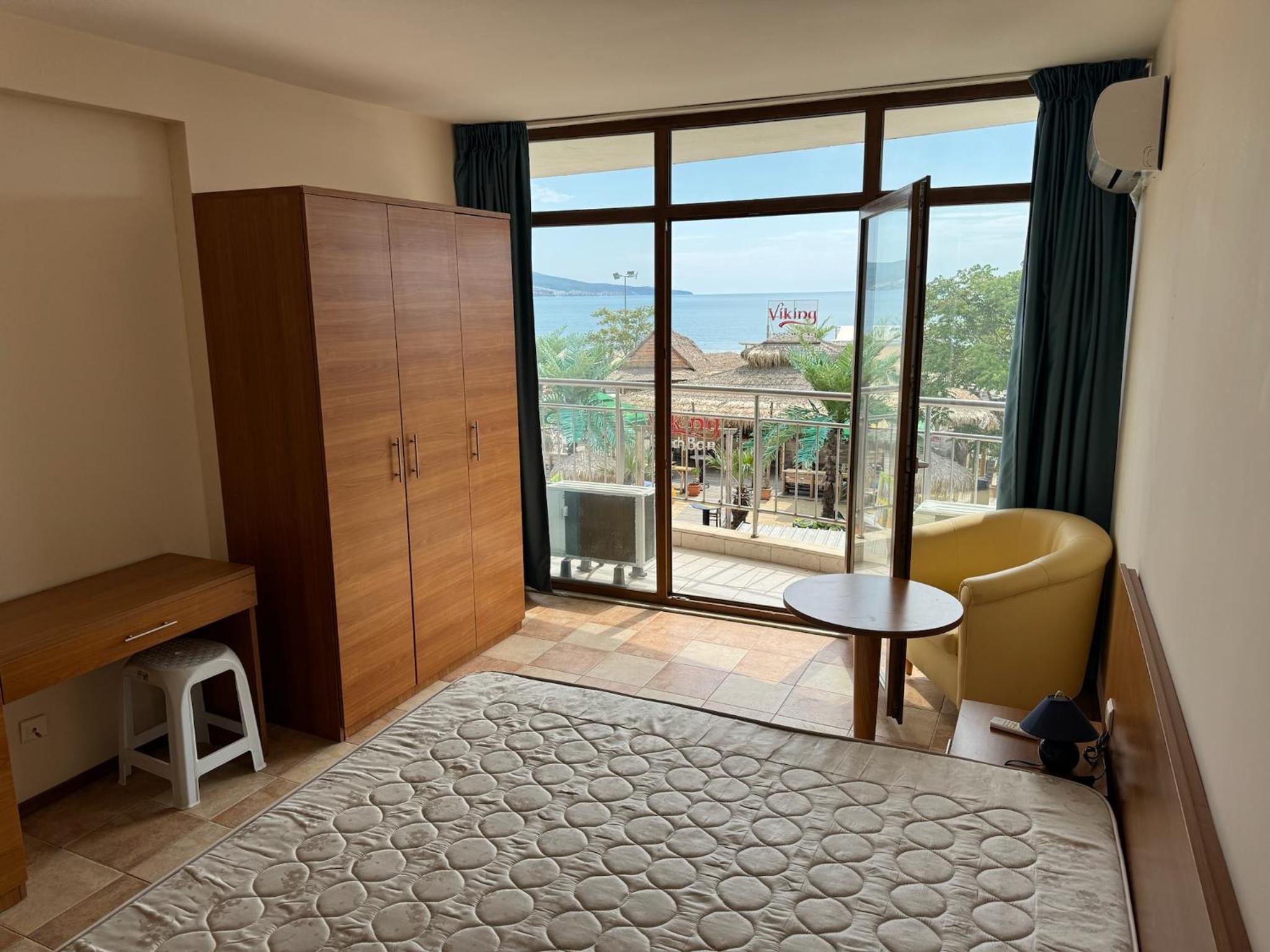 Spacious Beachfront Apartment - Kaya
