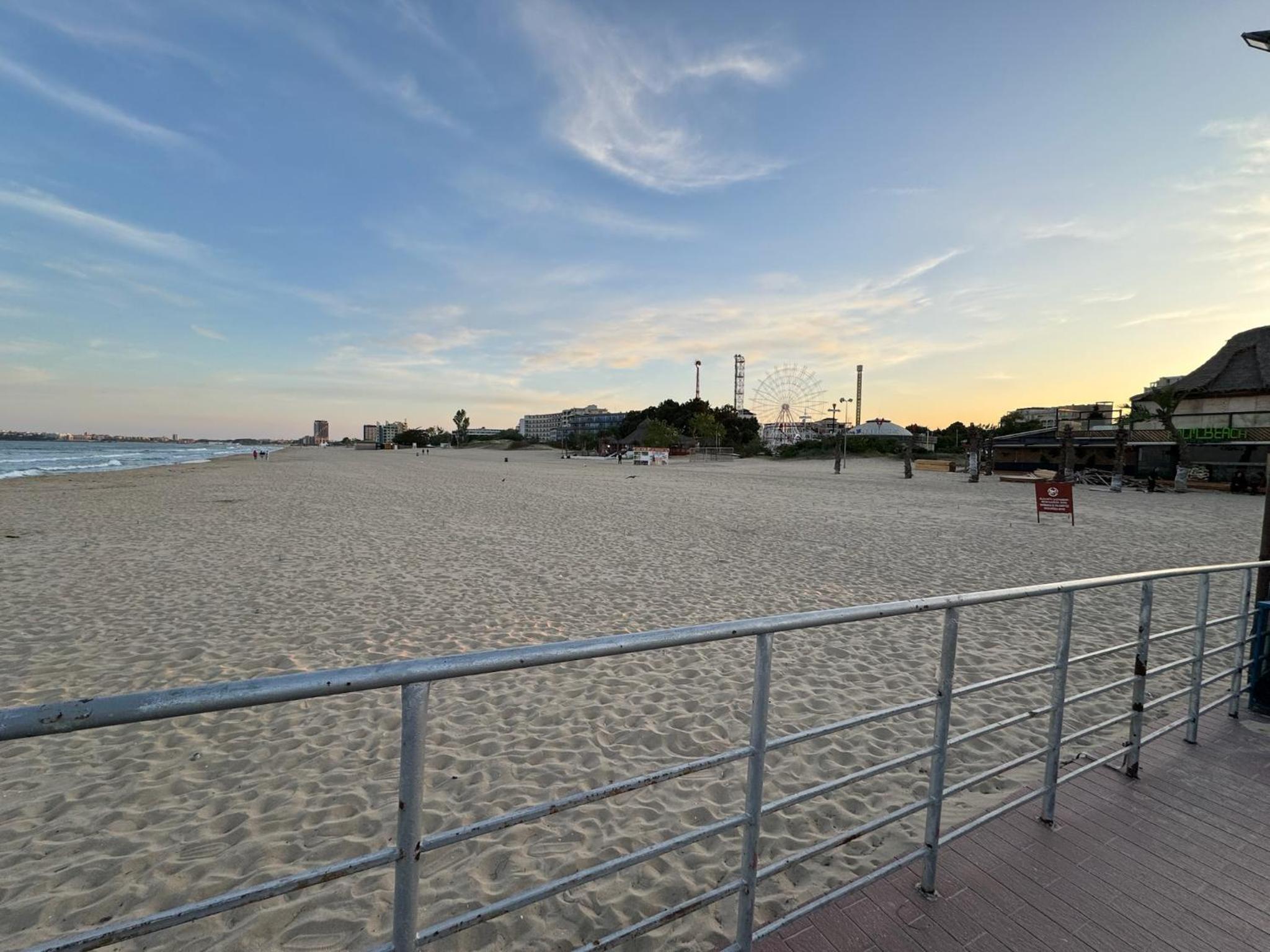 Spacious Beachfront Apartment - Kaya