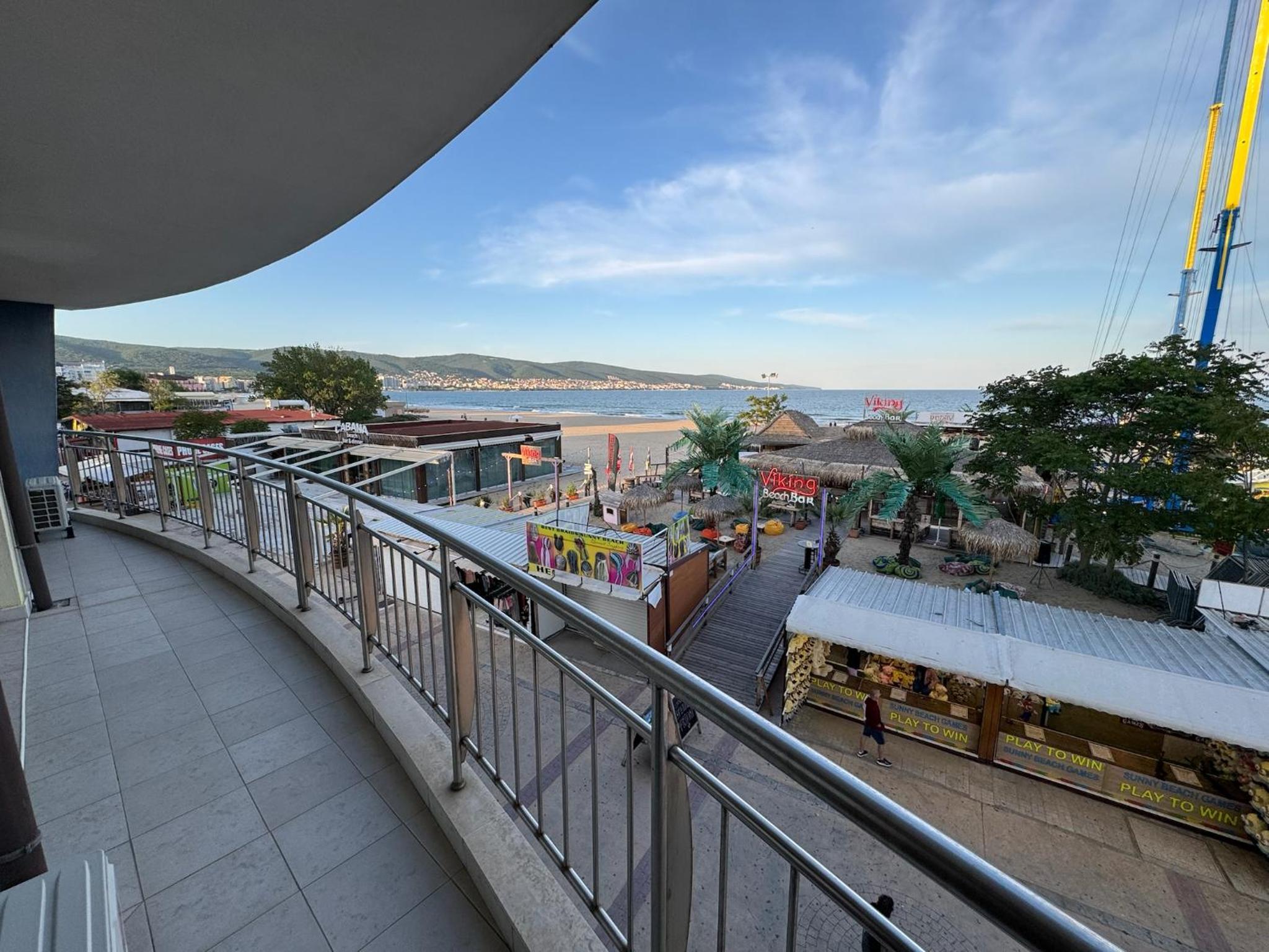 Spacious Beachfront Apartment - Kaya