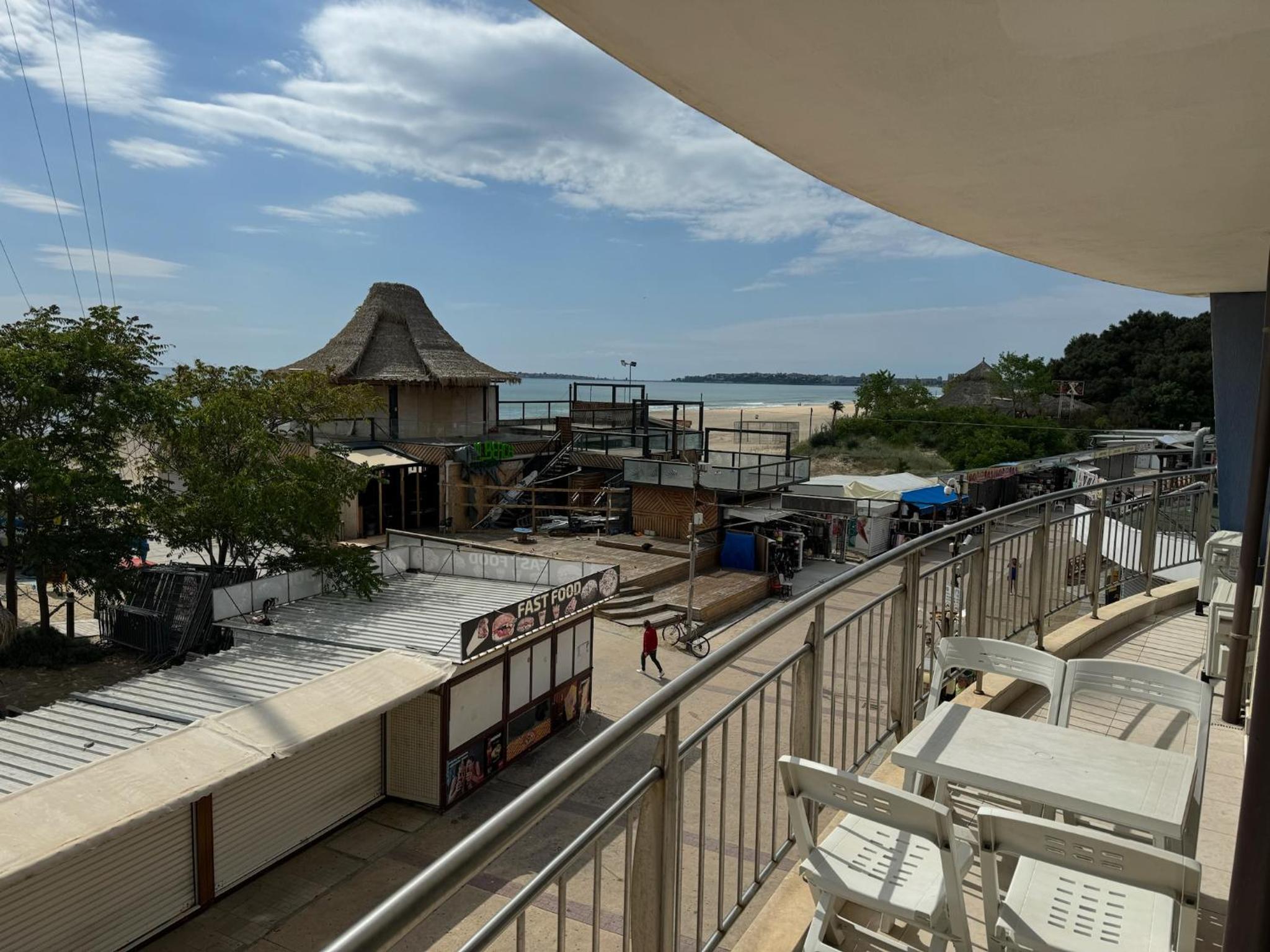 Spacious Beachfront Apartment - Kaya