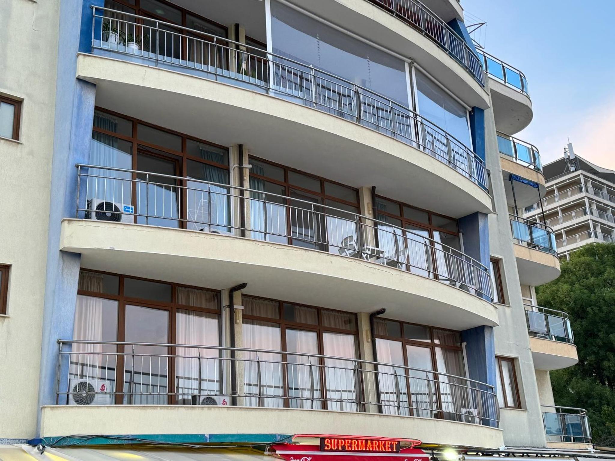 Spacious Beachfront Apartment - Kaya